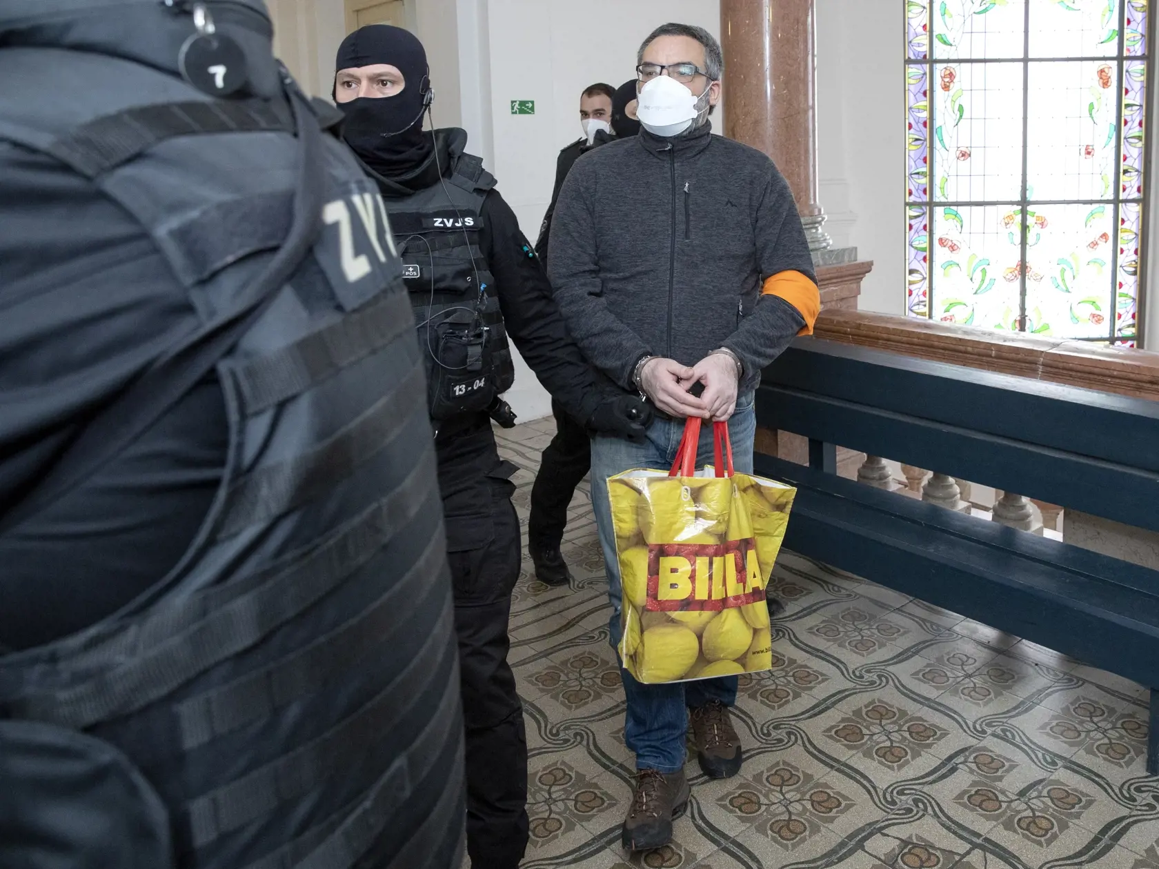 Hlavné pojednávanie v kauze Dobytkár na Špecializovanom trestnom súde v Banskej Bystrici. Na snímke eskorta ZVJS privádza obžalovaného finančníka Martina Kvietika.
