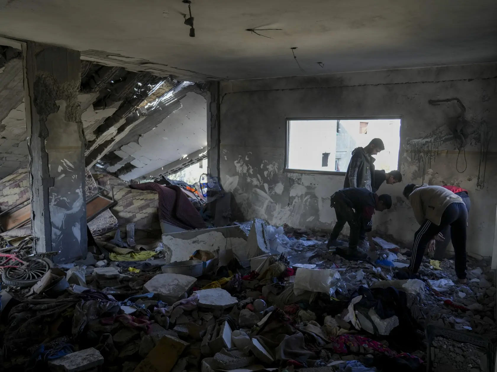 Palestínčania skúmajú trosky budovy zničenej školy Al-Tabi'in po izraelskom leteckom útoku na centrálne Pásmo Gazy 18. marca 2025. Počet obetí izraelských útokov v Pásme Gazy stúpol na viac ako 400, informovalo v utorok ministerstvo zdravotníctva pod správou palestínskeho militantného hnutia Hamas. Ďalších vyše 560 ľudí utrpelo zranenia a Červený kríž varoval pred preťažením zdravotníckych zariadení v enkláve. Hamas z útokov viní podporu Spojených štátov pre Izrael.