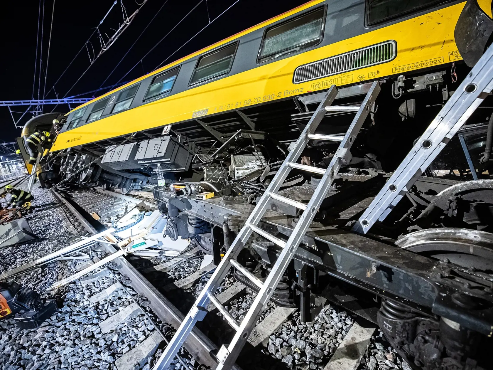 V Pardubiciach sa zrazil rýchlik s nákladným vlakom, najmenej štyria mŕtvi