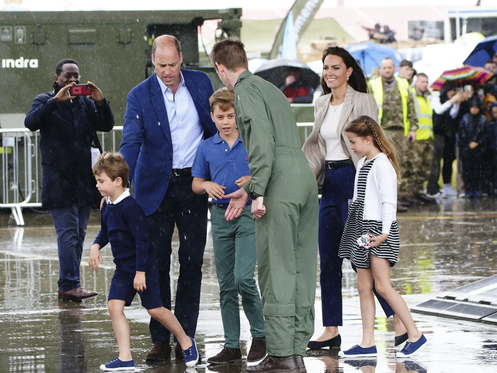 Na snímke britský princ William, jeho manželka Kate a ich tri deti - britský princ George, Louis a britská princezná Cahrlotte počas návštevy medzinárodných leteckých dní Air Tatoo na leteckej základni v anglickom Fairforde 14. júla 2023. FOTO TASR/AP