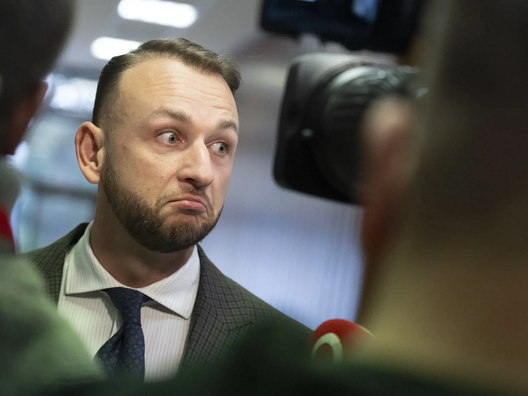 Na snímke minister vnútra SR Matúš Šutaj Eštok (Hlas-SD) prichádza na 7. schôdzu vlády SR v Bratislave v pondelok 4. decembra 2023.