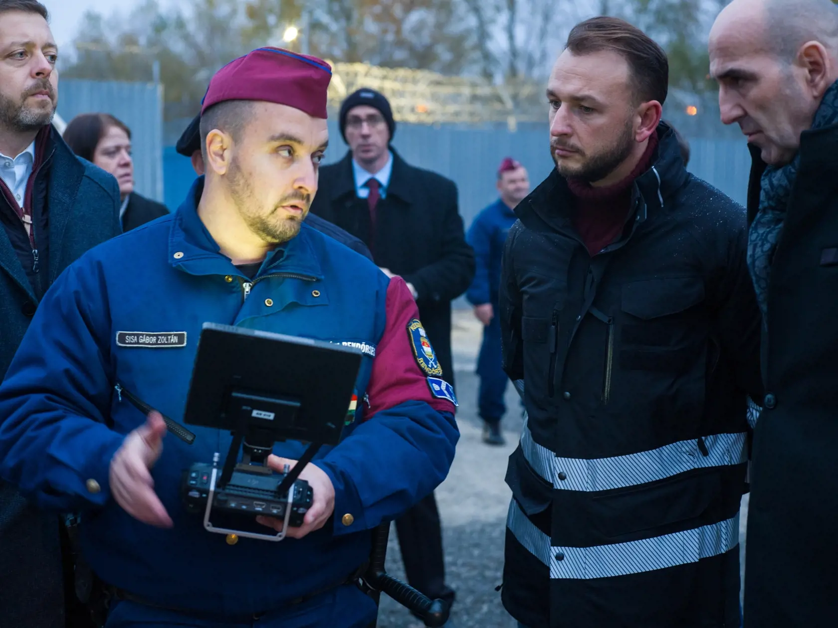 Na snímke minister sleduje monitorovanie hraníc dronom. Röszke, 27. novembra 2023.