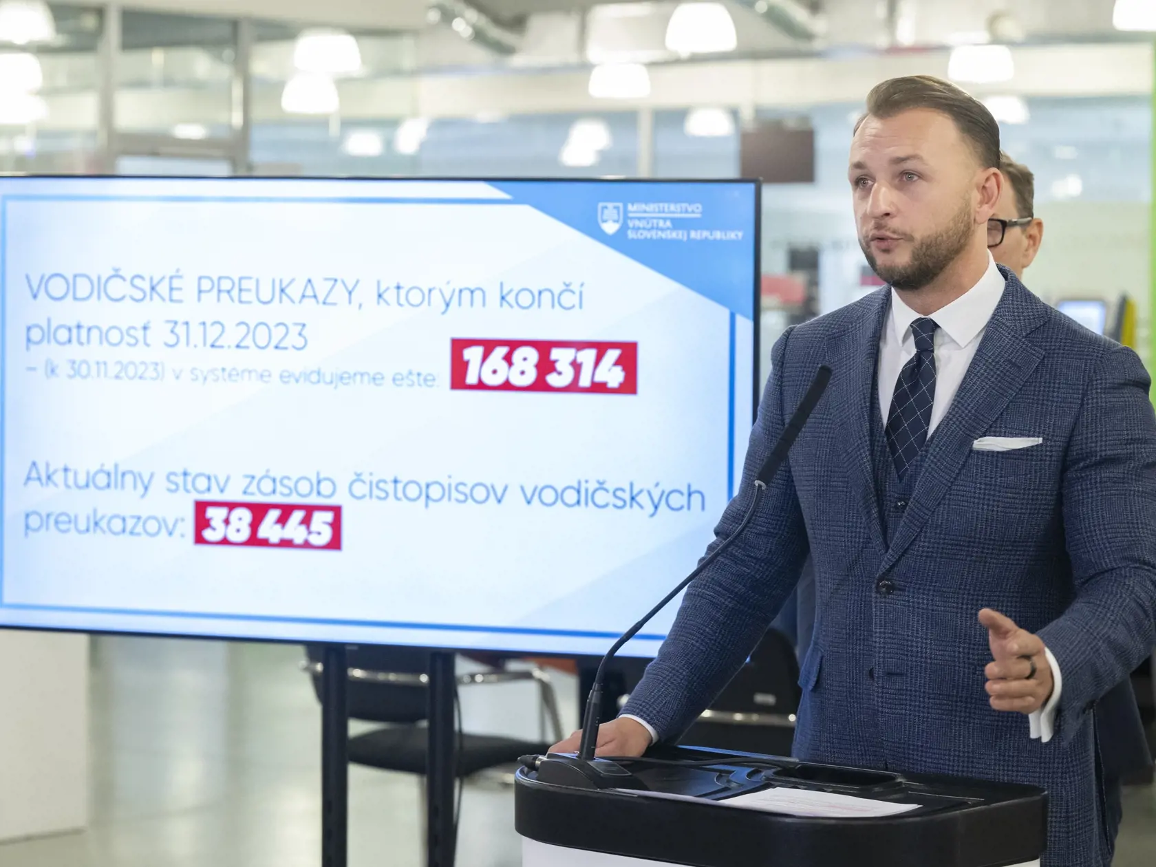 Na snímke minister vnútra SR Matúš Šutaj Eštok počas tlačovej konferencie na tému Končiaca platnosť ružových vodičských preukazov a aktuálne informácie o vybavovaní dokladov 7. decembra 2023 v Bratislave.