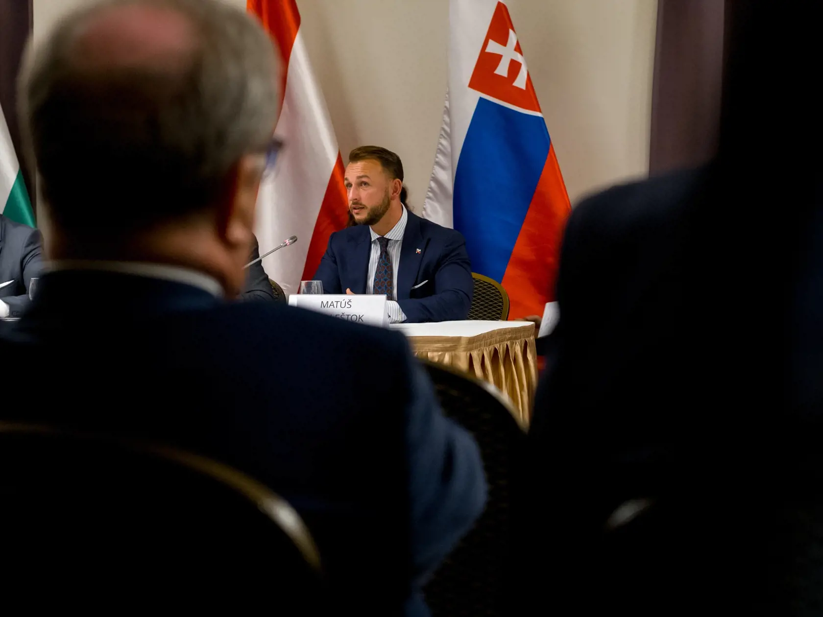 Na snímke minister vnútra Slovenskej republiky Matúš Šutaj Eštok na tlačovej konferencii po schôdzke ministrov vnútra členských krajín Vyšehradskej štvorky (V4), Rakúska a Nemecka v juhomaďarskom Segedíne 27. novembra 2023.