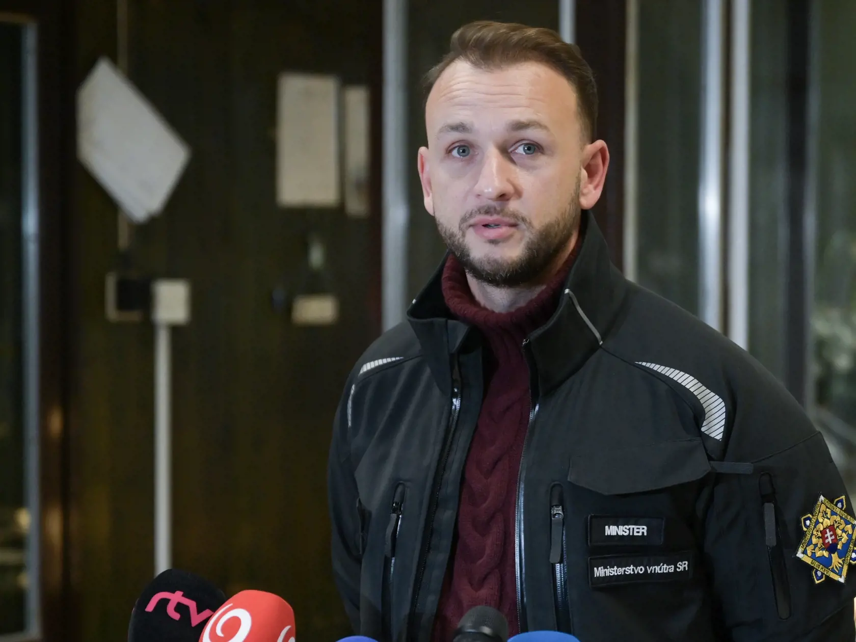 Na snímke minister vnútra SR Matúš Šutaj Eštok (HLAS-SD) počas brífingu v priestoroch oddelenia dokladov na OR PZ Bratislava IV 22. decembra 2023.