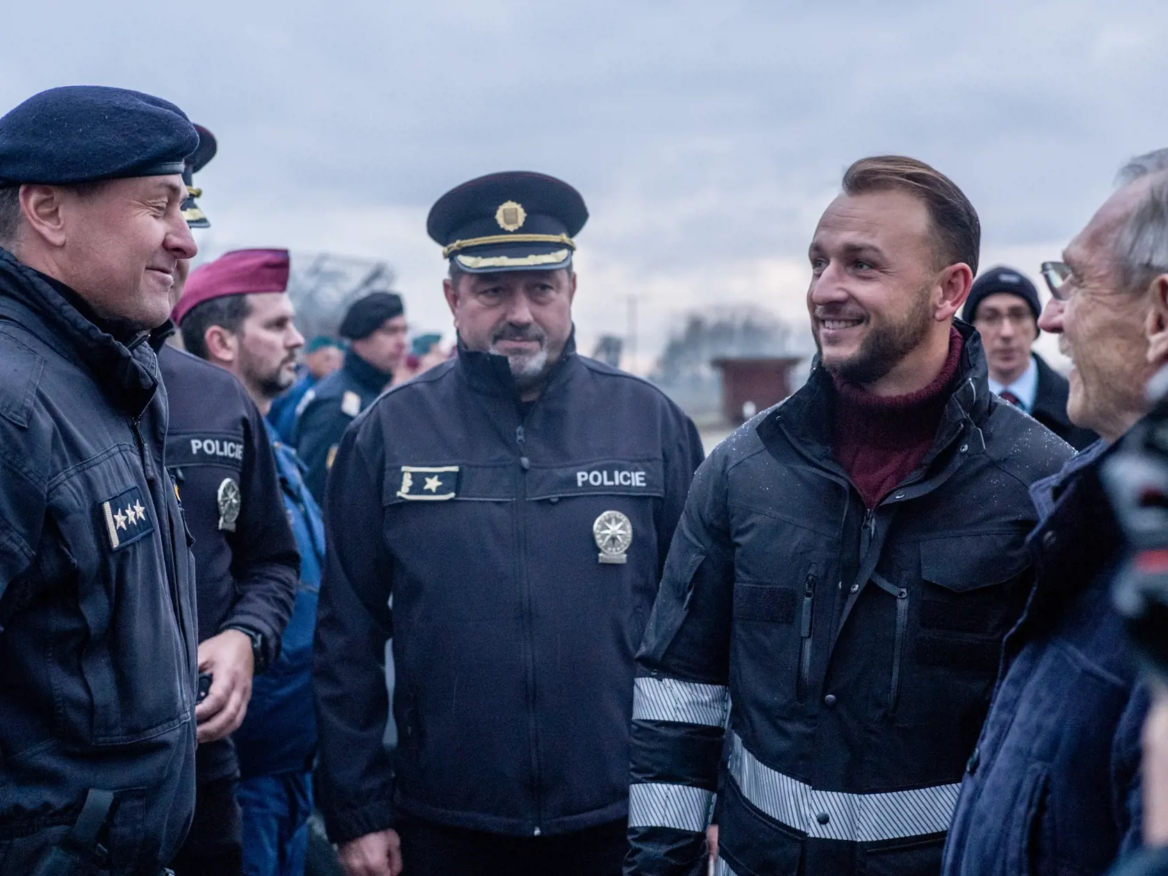 Minister vnútra Slovenskej republiky Matúš Šutaj Eštok (tretí zľava) po schôdzke ministrov vnútra členských krajín Vyšehradskej štvorky (V4), Rakúska a Nemecka v juhomaďarskom Segedíne v pondelok 27. novembra 2023 sa rozpráva s maďarskými policajtmi chrániacimi srbsko-maďarské hranice v Röszke. Vpravo maďarský minister vnútra Sándor Pintér.