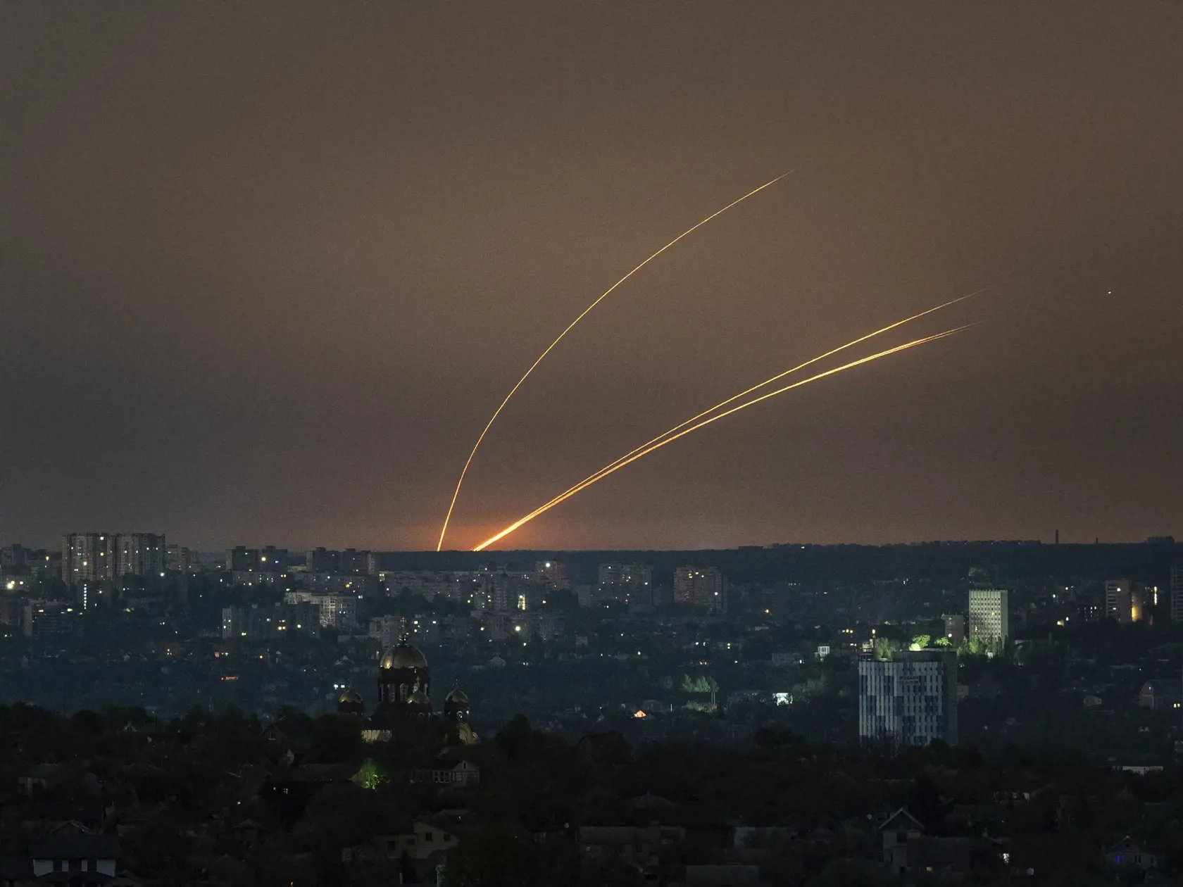 Ruské rakety sú vystreľované proti Ukrajine z ruskej Belgorodskej oblasti, čo je viditeľné z Charkova 18. apríla 2024.