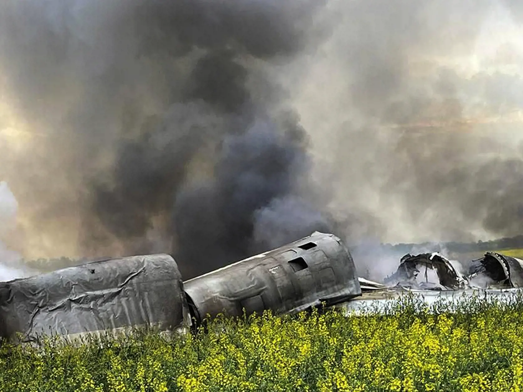 Na snímke vrak ruského bombardéra Tu-22M3 na území Stavropoľského kraja na juhu európskej časti Ruska 19. apríla 2024.