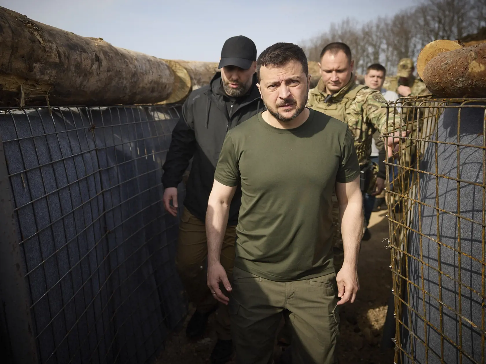 Na snímke ukrajinský prezident Volodymyr Zelenskyj si prezerá opevnenie počas návštevy v Charkove v utorok 9. apríla 2024.