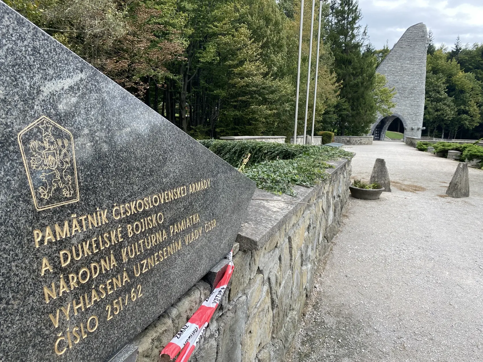 Vstup k Pamätníku Československej armády na Dukle, ktorý je národnou kultúrnou pamiatkou pripomínajúcou spoločnú operáciu sovietskych a česko-slovenských vojsk o Dukliansky priesmyk, ktorá sa tu odohrala na jeseň v roku 1944.