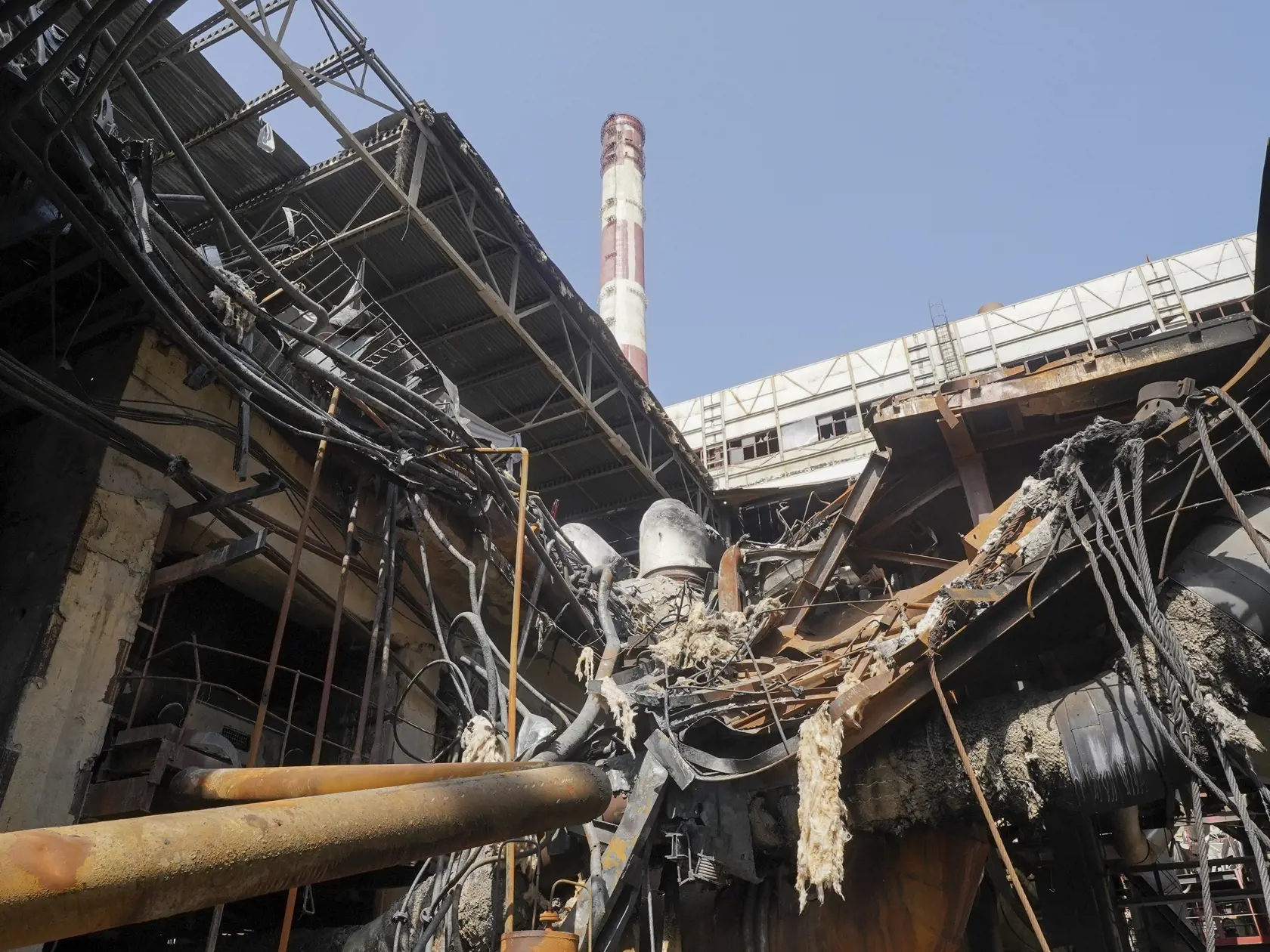 Na snímke poškodená tepelná elektráreň, jedna z najväčších v krajine, ktorú nedávno zničili ruské rakety neďaleko ukrajinského mesta Charkov v piatok 12. apríla 2024.
