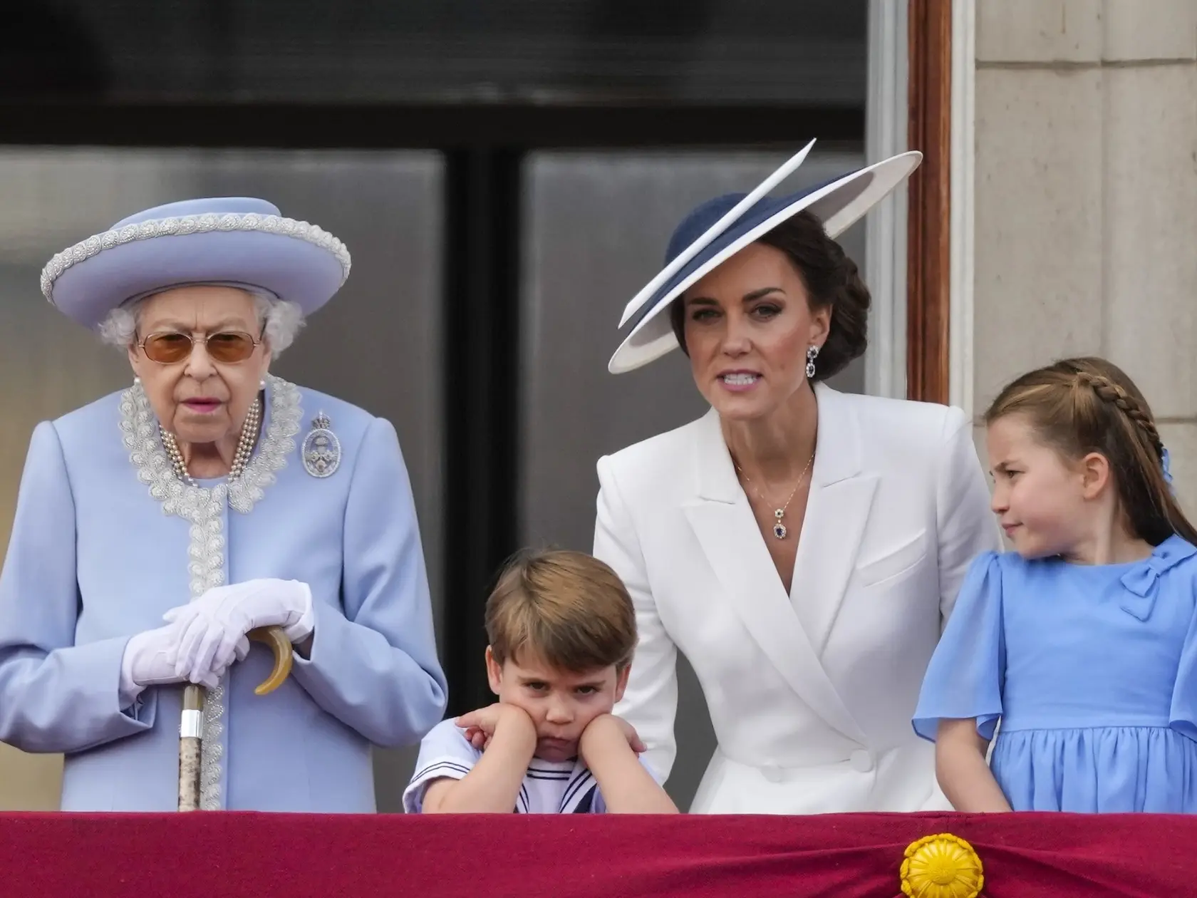 Kráľovná Alžbeta II, princ Louis, Kate, vojvodkyňa z Cambridge a princezná Charlotte.
