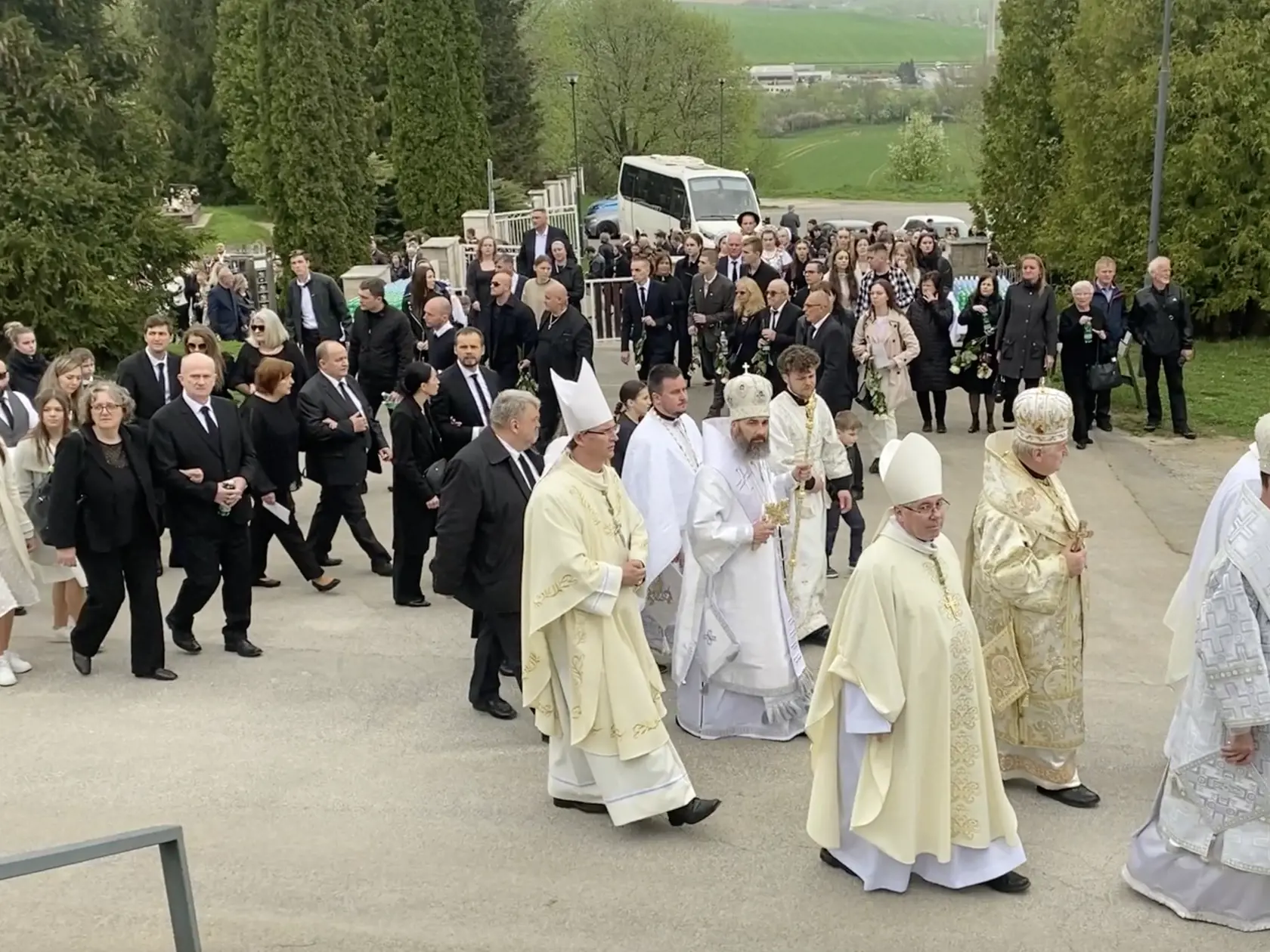 Príbuzní obetí tragickej nehody pri Spišskom Podhradí 6. 4. 2024 šli v smútočnom sprievode za zástupom kňazov a cirkevných hodnostárov.