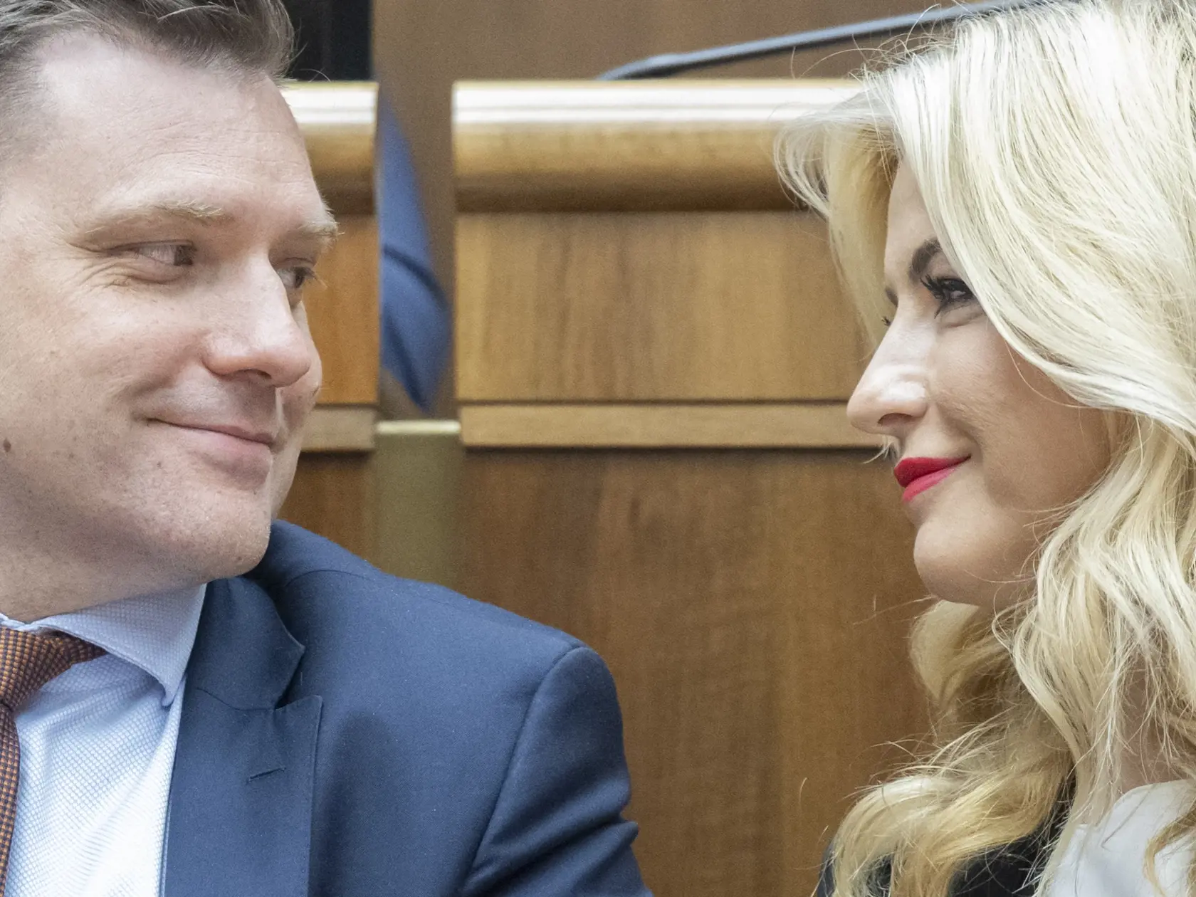 Na snímke vpravo ministerka kultúry SR Martina Šimkovičová (nominantka SNS) a podpredseda vlády SR a minister životného prostredia SR Tomáš Taraba (nominant SNS) jej gratuluje po hlasovaní. Poslanci Národnej rady (NR) SR neodvolali Martinu Šimkovičovú (nominantka SNS) z postu ministerky kultúry. Rozhodli o tom v utorkovom hlasovaní. Za opozičný návrh na jej odvolanie hlasovalo 64 poslancov zo 142 prítomných, proti bolo 78. V Bratislave 14. mája 2024. FOTO TASR - Martin Baumann