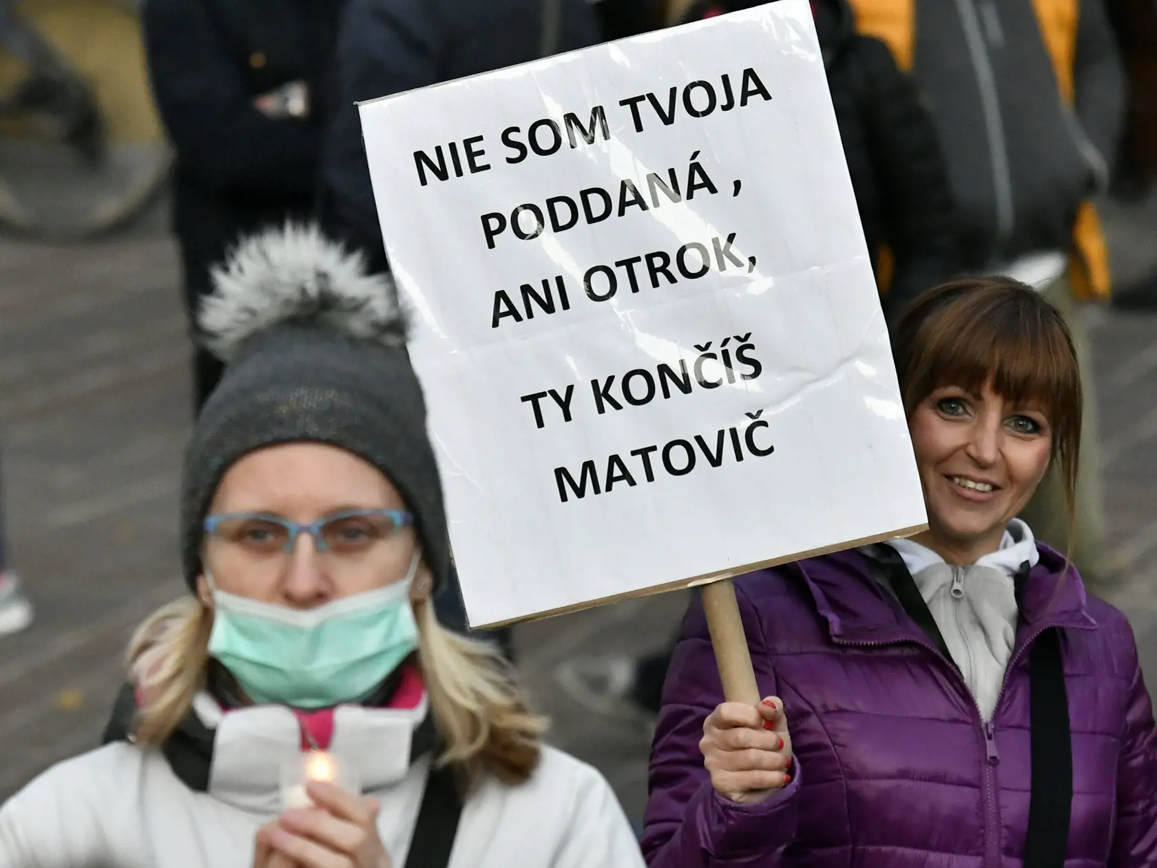 Na snímke demonštrantka drží transparent počas protivládneho protestu pri Dolnej bráne na Hlavnej ulici v Košiciach v utorok 17. novembra 2020. FOTO TASR - Roman Hanc