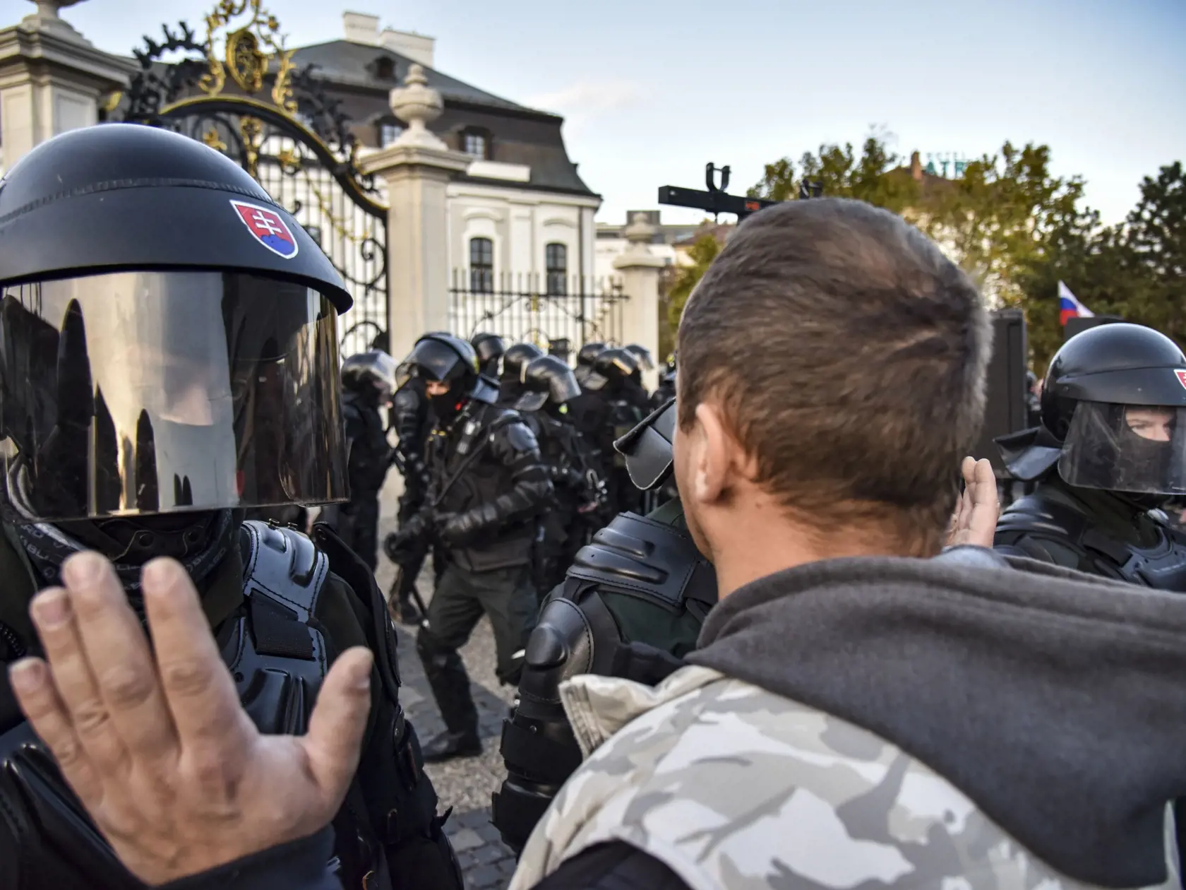 Na snímke policajti a demonštrant počas protestu pred Prezidentským palácom v Bratislave v utorok 17. novembra 2020. FOTO TASR - Pavol Zachar