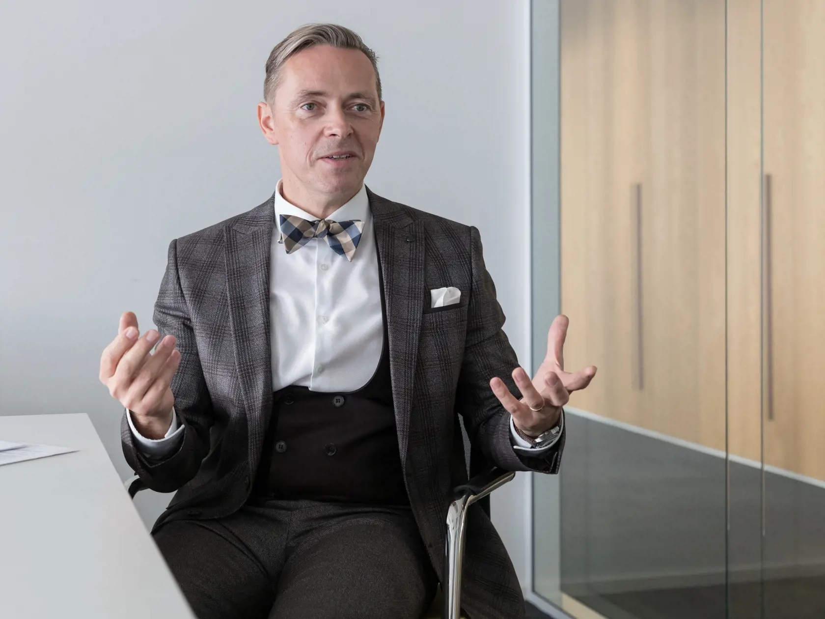 Často sme tu mali iných premiérov. Ale ešte aj Vladimír Mečiar vedel, akým spôsobom má vystupovať na stretnutí so zahraničným partnerom. Kultivovanosť premiéra je kultivovanosť národa. Slovensko môže byť v očiach iných lídrov čiernou ovcou. Nechcem lámať palicu nad pánom premiérom, keď sa snaží, vie sa vyjadrovať, aj vystupovať. Napríklad jeho komunikácia počas poslednej volebnej noci.