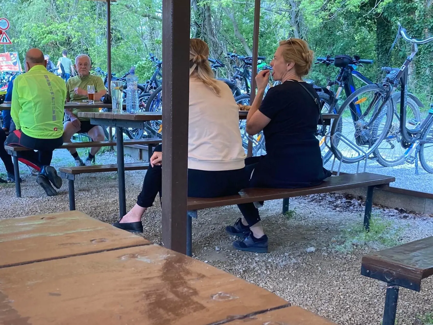 Romana Tabák na bratislavskej hrádzi. Poltopánky na bicyklovanie trochu neodhadla. Spoločnosť jej robila mama.