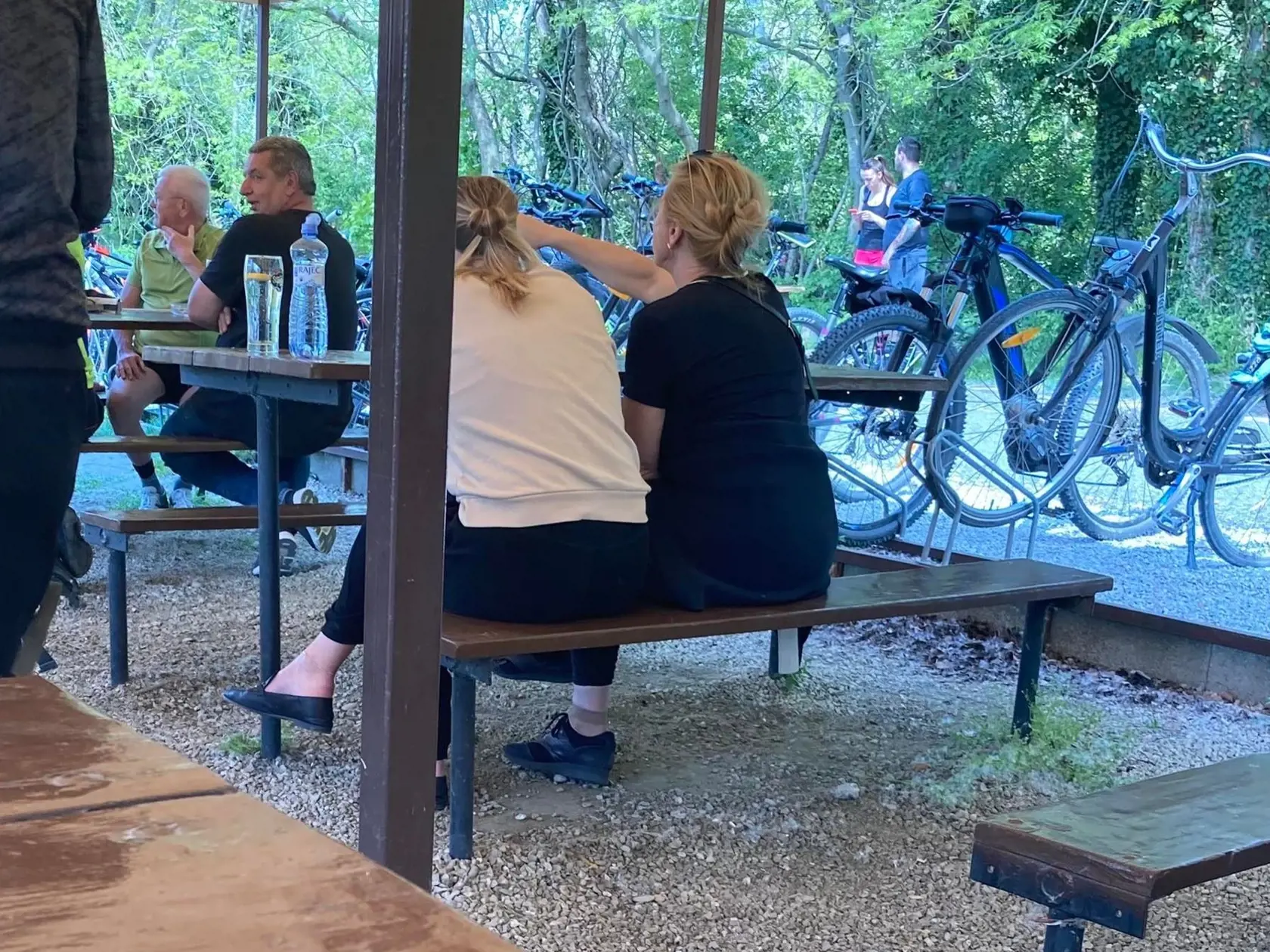Romana Tabák na bratislavskej hrádzi. Poltopánky na bicyklovanie trochu neodhadla. Spoločnosť jej robila mama.