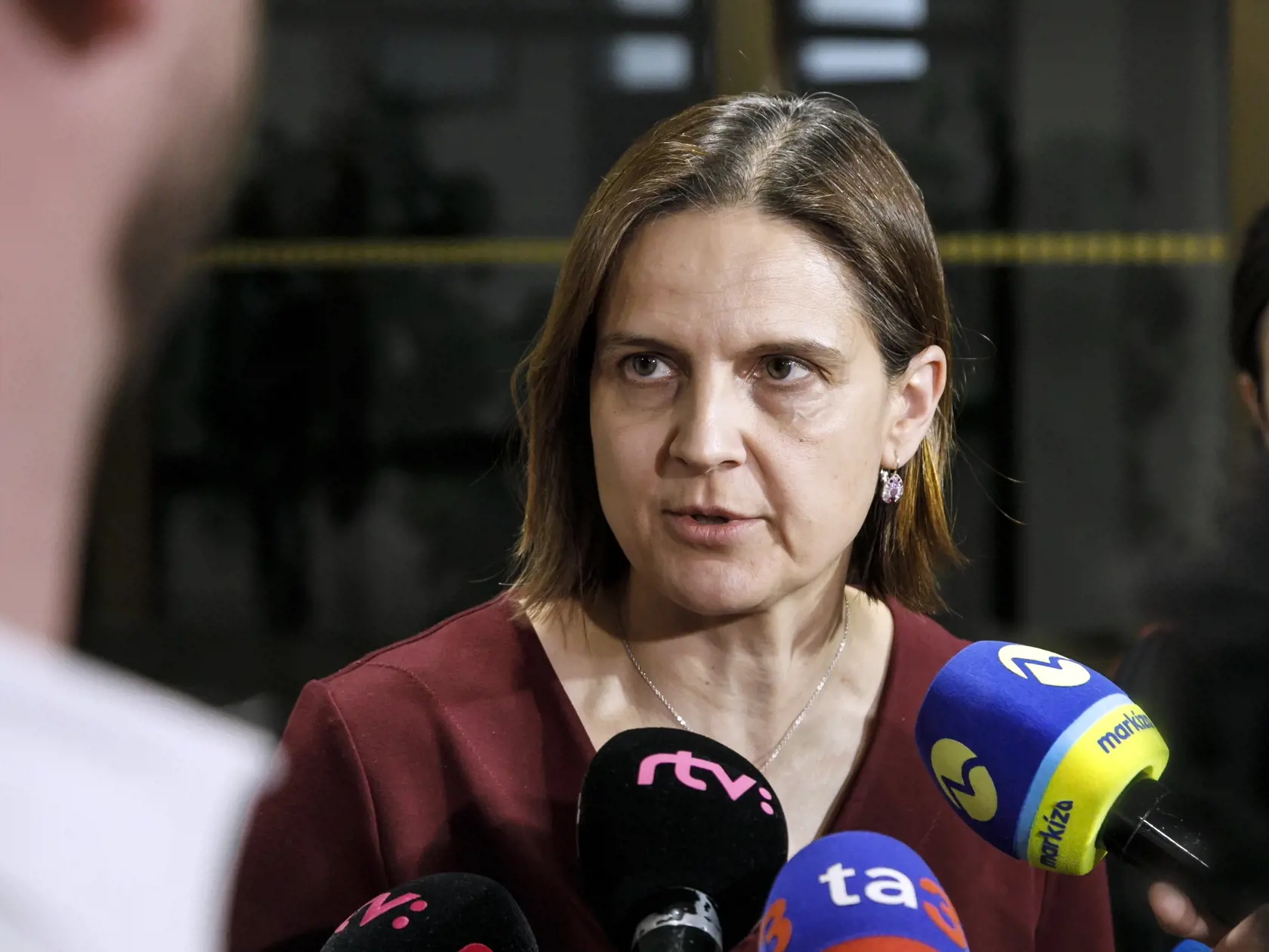 Na snímke predsedníčka výboru Mária Kolíková odpovedá na otázky novinárov po mimoriadnom rokovaní Osobitného kontrolného výboru NR SR na kontrolu činnosti SIS v Bratislave 11. marca 2024.