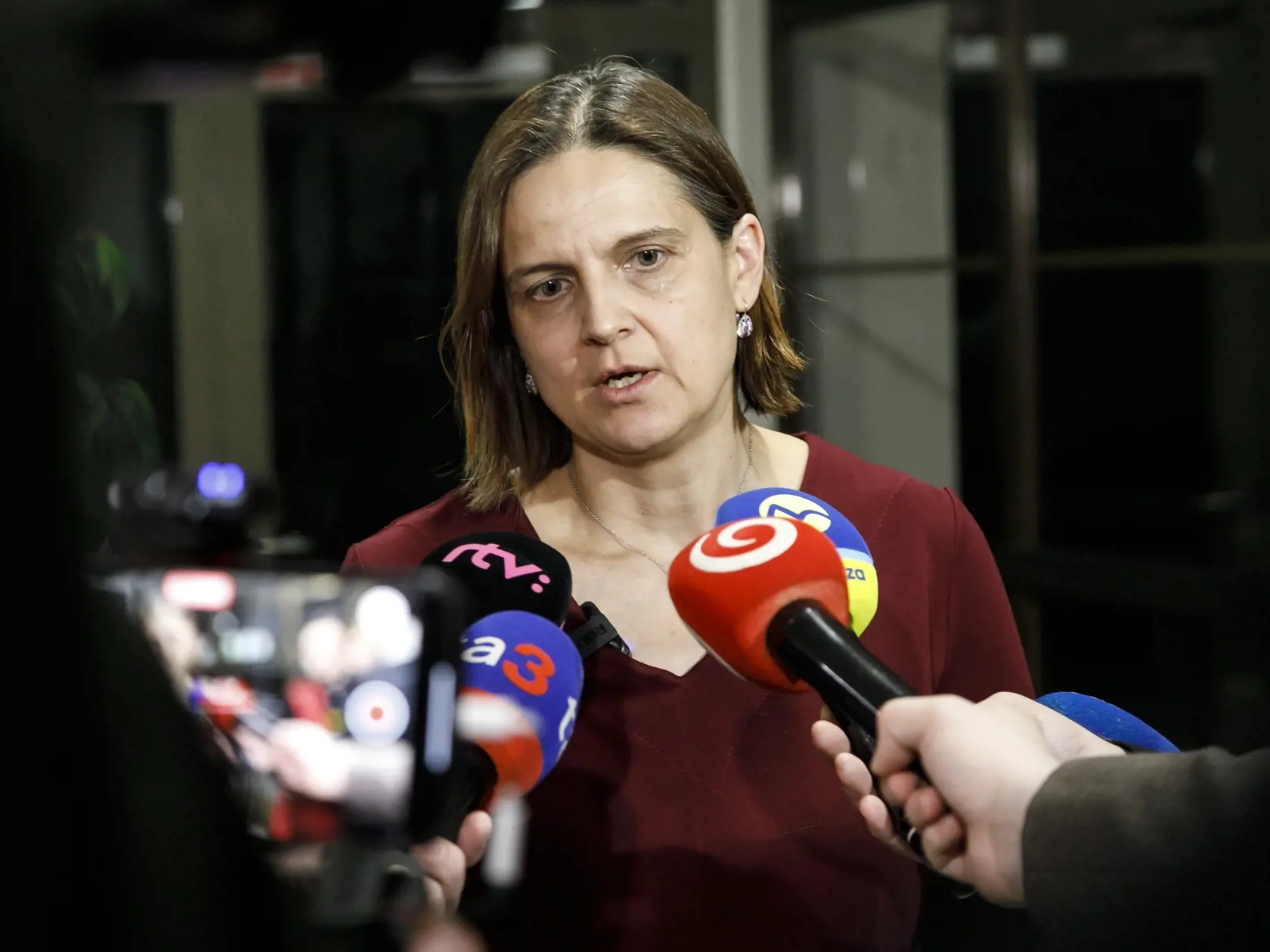 Na snímke predsedníčka výboru Mária Kolíková odpovedá na otázky novinárov po mimoriadnom rokovaní Osobitného kontrolného výboru NR SR na kontrolu činnosti SIS v Bratislave 11. marca 2024.
