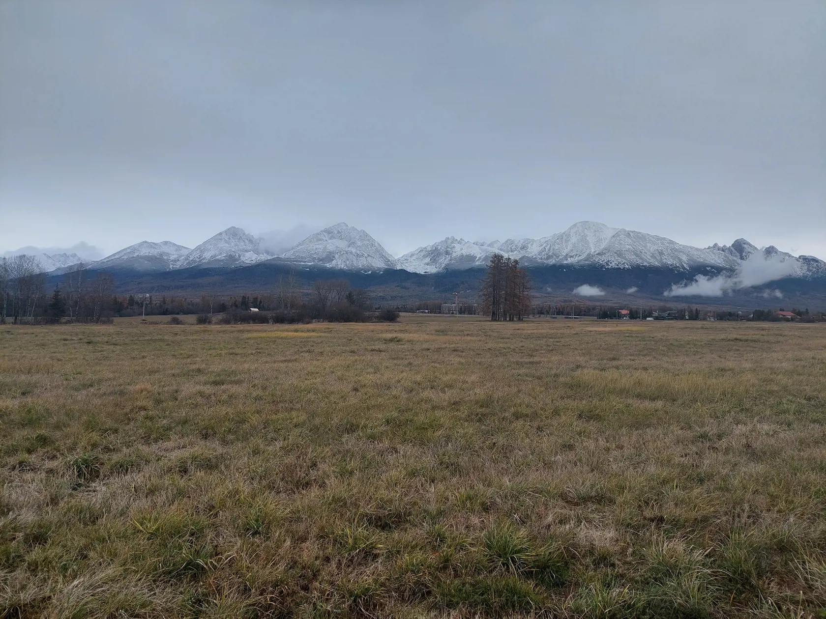 Na snímke panoráma Vysokých Tatier, ktoré v posledných dňoch pokryla vrstva snehu. FOTO TASR  - Adriána Hudecová, Poprad, 20. decembra 2024 