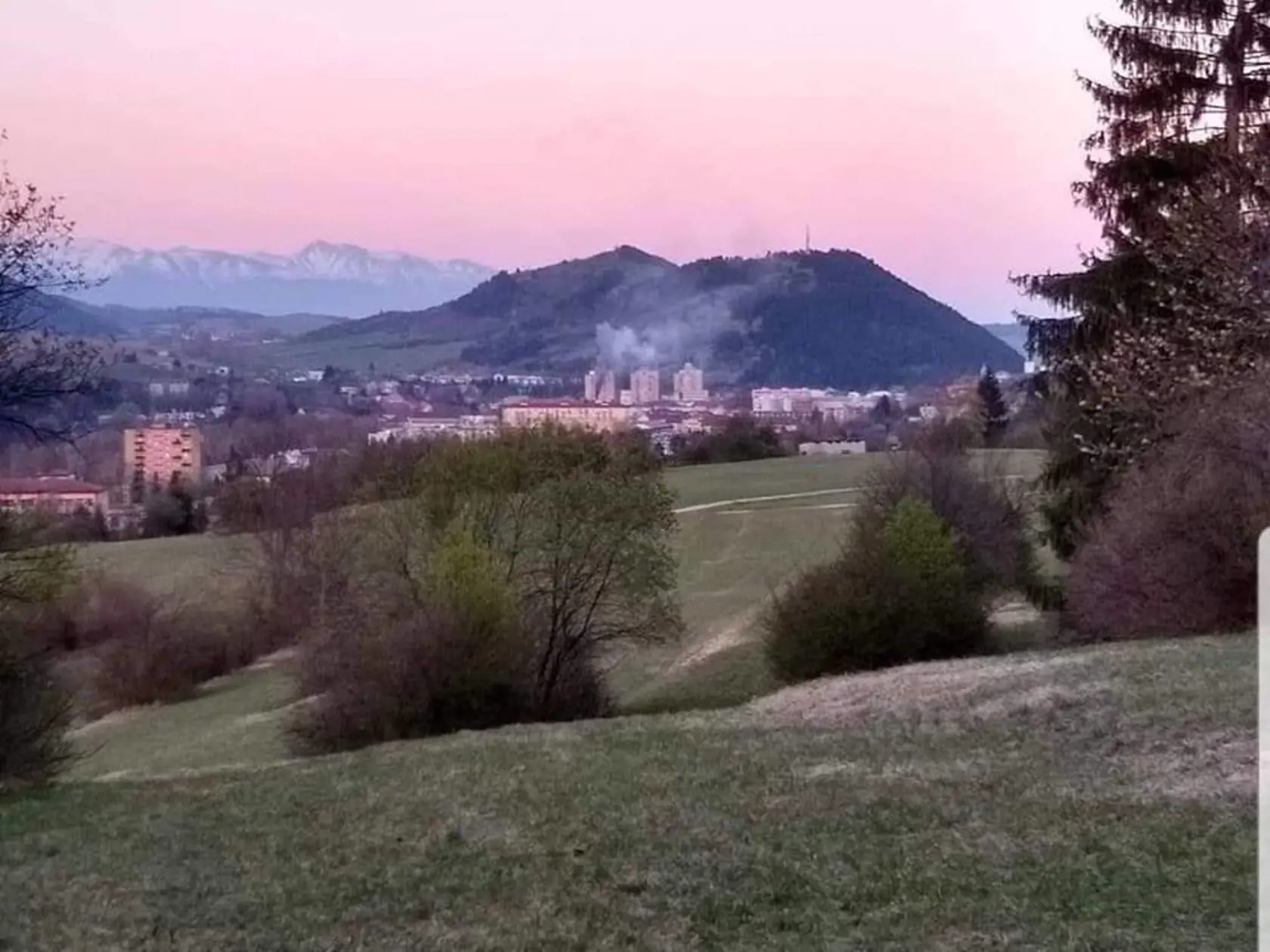 Požiar vidno aj z diaľky.