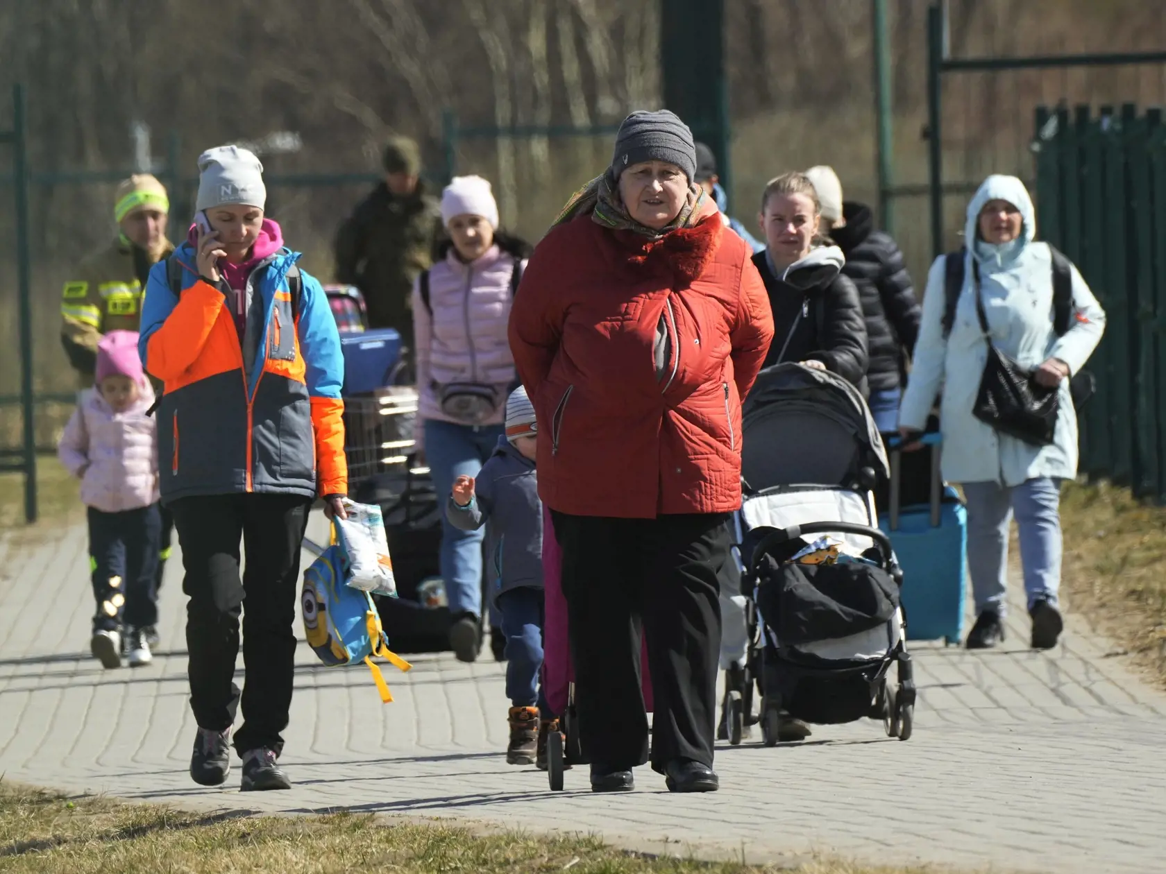 JB 47 Medyka - Utečenci utekajúci pred vojenským konfliktom na Ukrajine kráčajú na poľsko-ukrajinskom hraničnom priechode Medyka na hraniciach s Poľskom 27. marca 2022. Od začiatku ruskej invázie z 24. februára utieklo z Ukrajiny už viac než 3,5 milióna ľudí. Oznámil to v utorok Úrad vysokého komisára OSN pre utečencov (UNHCR), ktorého citujú agentúra AP a spravodajská stanica Sky News. Viac ako dva milióny utečencov z Ukrajiny prešla cez hranice do Poľska. Ďalší ľudia utekajúci pred vojnou smer