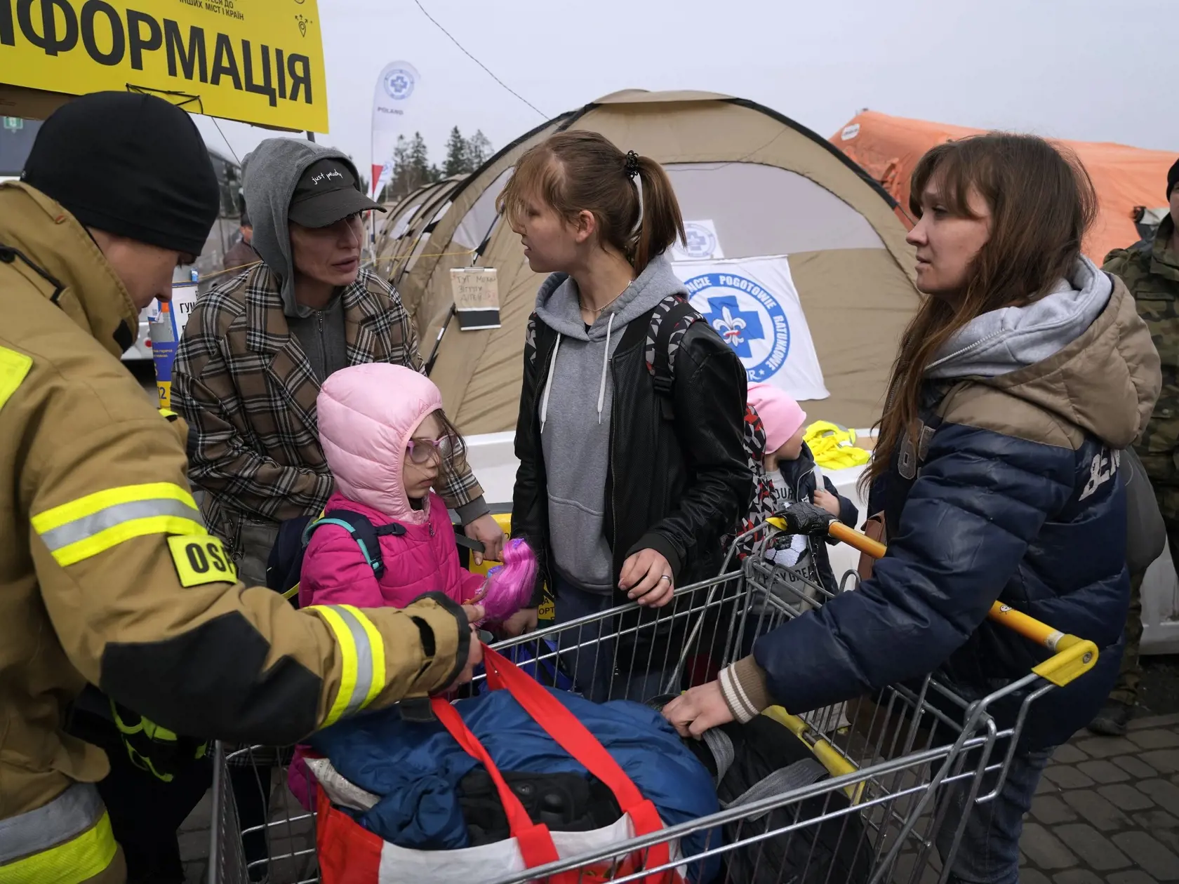 JB 34 Medyka - Poľský hasič pomáha niesť veci utečencom utekajúcim pred vojenským konfliktom na Ukrajine na poľsko-ukrajinskom hraničnom priechode Medyka na hraniciach s Poľskom 30. marca 2022. Ukrajinu od začiatku ruskej invázie 24. februára opustili už viac ako štyri milióny obyvateľov. V stredu to v najnovšej správe uviedla Organizácia Spojených národov (OSN), podľa ktorej na Slovensko zatiaľ prišlo 281.172 utečencov z Ukrajiny. TASR prevzala správu od agentúry AFP. Úrad vysokého komisára OSN