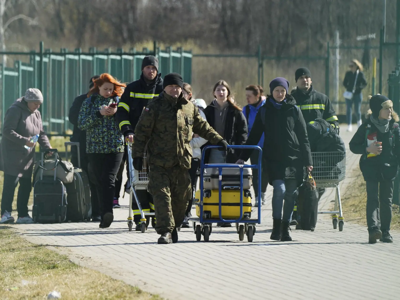 JB 44 Medyka - Utečenci utekajúci pred vojenským konfliktom na Ukrajine kráčajú na poľsko-ukrajinskom hraničnom priechode Medyka na hraniciach s Poľskom 27. marca 2022. Od začiatku ruskej invázie z 24. februára utieklo z Ukrajiny už viac než 3,5 milióna ľudí. Oznámil to v utorok Úrad vysokého komisára OSN pre utečencov (UNHCR), ktorého citujú agentúra AP a spravodajská stanica Sky News. Viac ako dva milióny utečencov z Ukrajiny prešla cez hranice do Poľska. Ďalší ľudia utekajúci pred vojnou smer