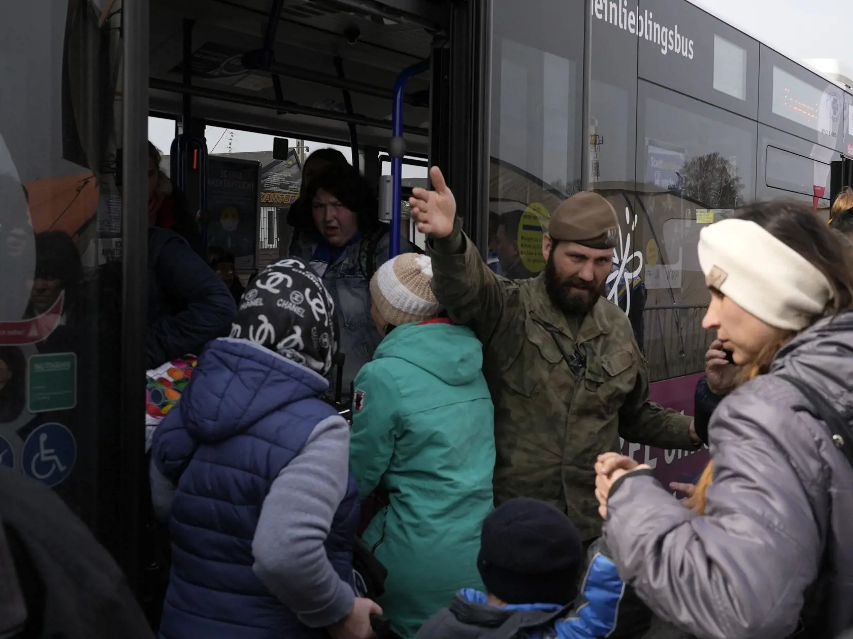 JB 27 Medyka - Poľský vojak dáva inštrukcie utečencom utekajúcim pred vojenským konfliktom na Ukrajine po ich príchode na poľsko-ukrajinský hraničný priechod Medyka na hraniciach s Poľskom 30. marca 2022. Ukrajinu od začiatku ruskej invázie 24. februára opustili už viac ako štyri milióny obyvateľov. V stredu to v najnovšej správe uviedla Organizácia Spojených národov (OSN), podľa ktorej na Slovensko zatiaľ prišlo 281.172 utečencov z Ukrajiny. TASR prevzala správu od agentúry AFP. Úrad vysokého k
