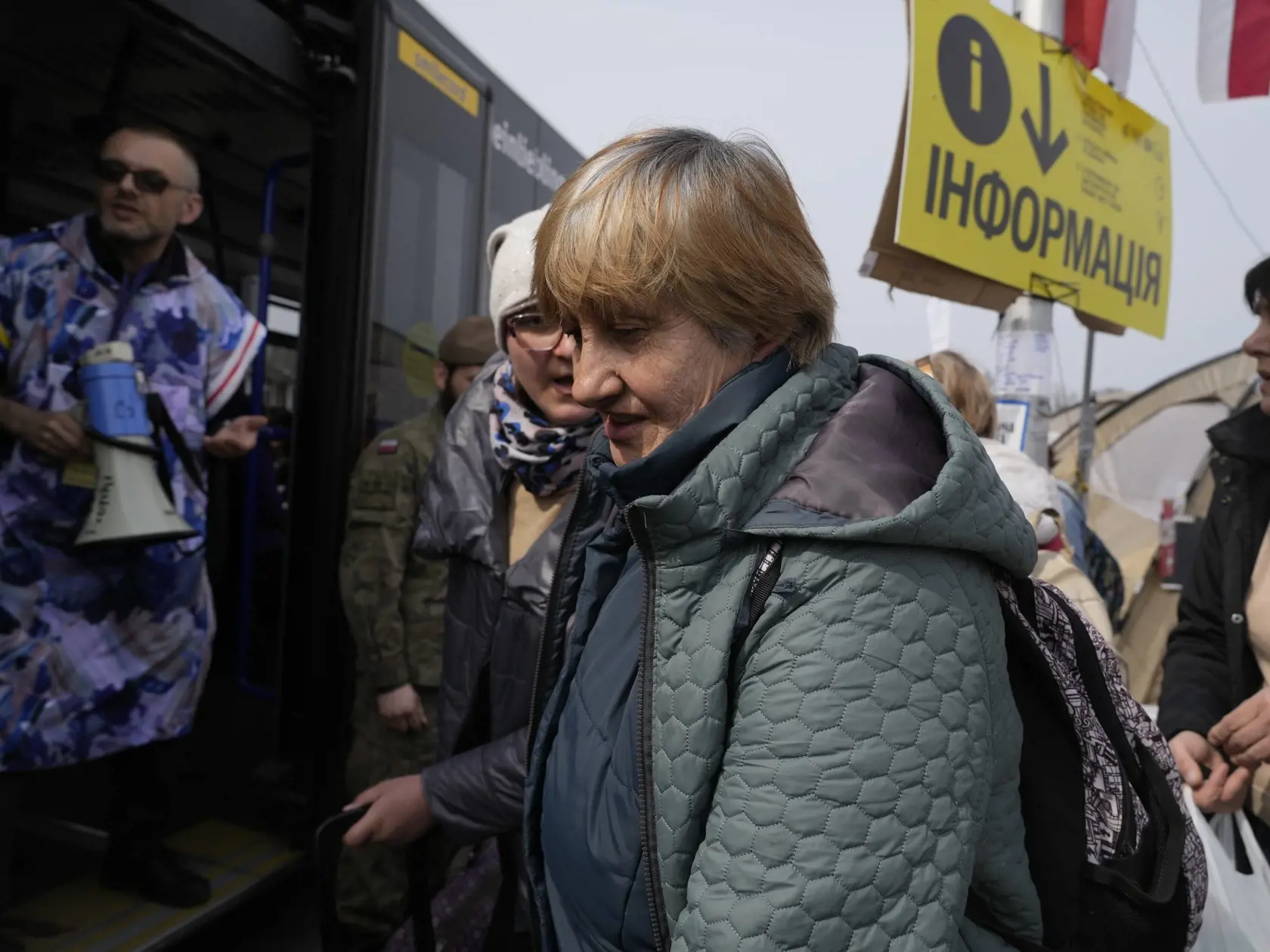 JB 28 Medyka - Utečenci utekajúci pred vojenským konfliktom na Ukrajine čakajú pred autobusom po ich príchode na poľsko-ukrajinský hraničný priechod Medyka na hraniciach s Poľskom 30. marca 2022. Ukrajinu od začiatku ruskej invázie 24. februára opustili už viac ako štyri milióny obyvateľov. V stredu to v najnovšej správe uviedla Organizácia Spojených národov (OSN), podľa ktorej na Slovensko zatiaľ prišlo 281.172 utečencov z Ukrajiny. TASR prevzala správu od agentúry AFP. Úrad vysokého komisára O