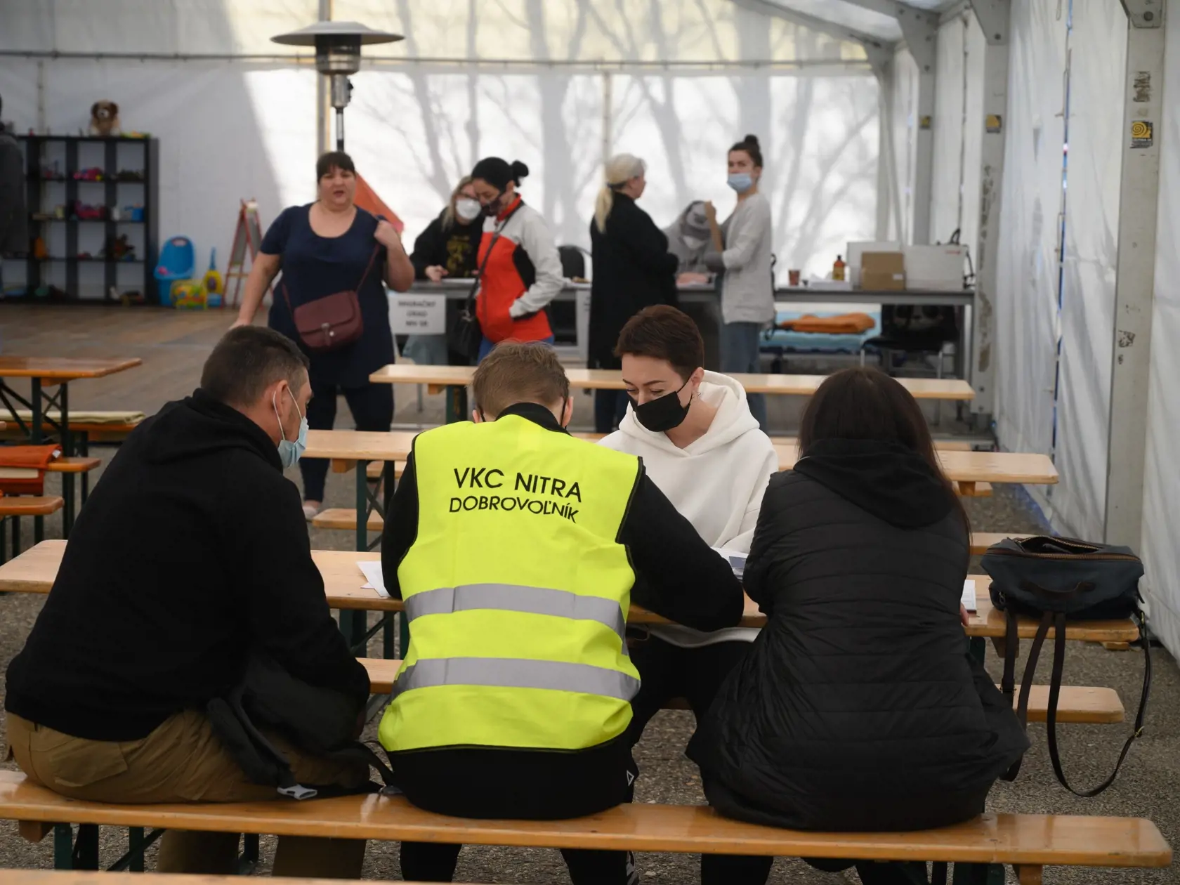 Cudzinci, utekajúci pred vojnou na Ukrajine, majú od pondelka 21. marca 2022 k dispozícii veľkokapacitné centrum v Nitre na Akademickej ulici (na snímke). Veľkokapacitné centrum zriadilo Ministerstvo vnútra SR, sídli v ňom cudzinecká polícia, úrad práce a Medzinárodná organizácia pre migráciu IOM. Po Humennom a Michalovciach je centrum v Nitre tretím, kde cudzincov vybavia bez dlhšieho zdržania. Centrum je otvorené nepretržite 24 hodín sedem dní v týždni a vybavuje výlučne cudzincov, žiadajúcich