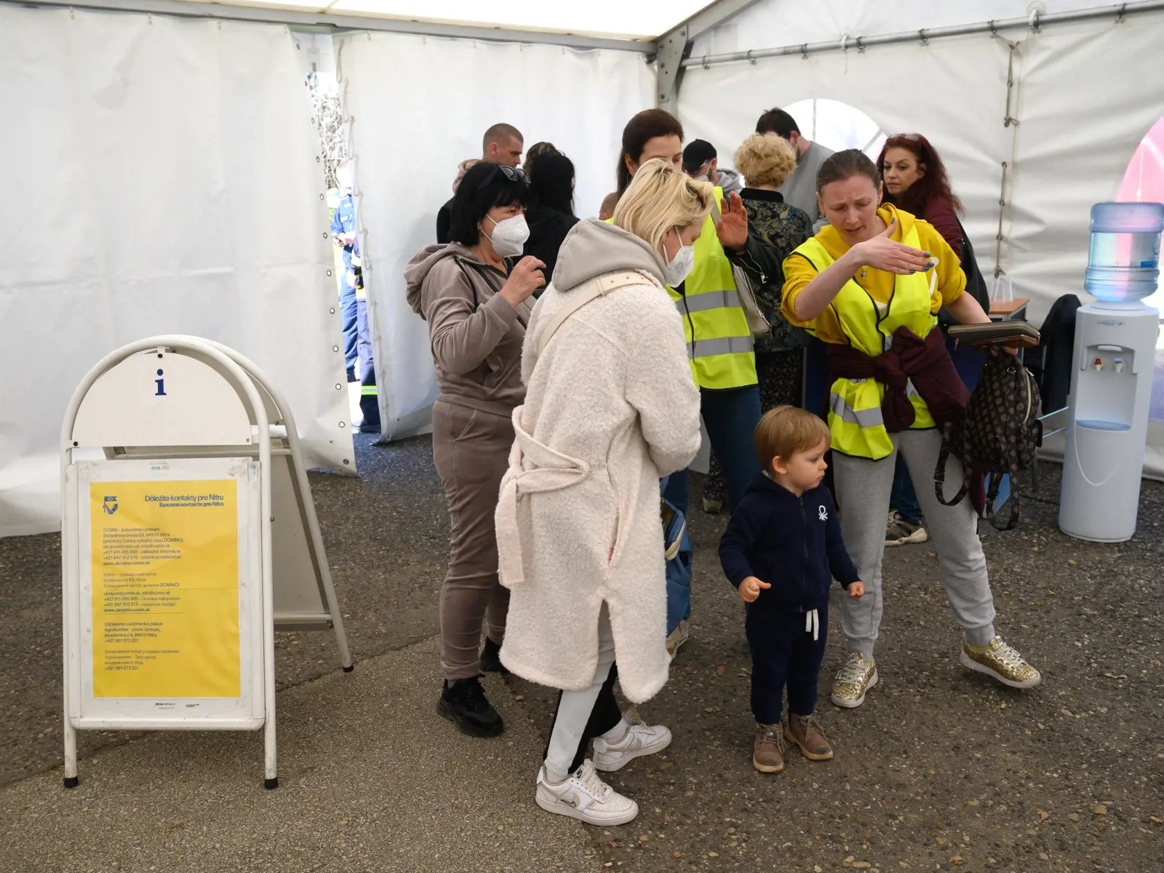 Cudzinci, utekajúci pred vojnou na Ukrajine, majú od pondelka 21. marca 2022 k dispozícii veľkokapacitné centrum v Nitre na Akademickej ulici (na snímke). Veľkokapacitné centrum zriadilo Ministerstvo vnútra SR, sídli v ňom cudzinecká polícia, úrad práce a Medzinárodná organizácia pre migráciu IOM. Po Humennom a Michalovciach je centrum v Nitre tretím, kde cudzincov vybavia bez dlhšieho zdržania. Centrum je otvorené nepretržite 24 hodín sedem dní v týždni a vybavuje výlučne cudzincov, žiadajúcich