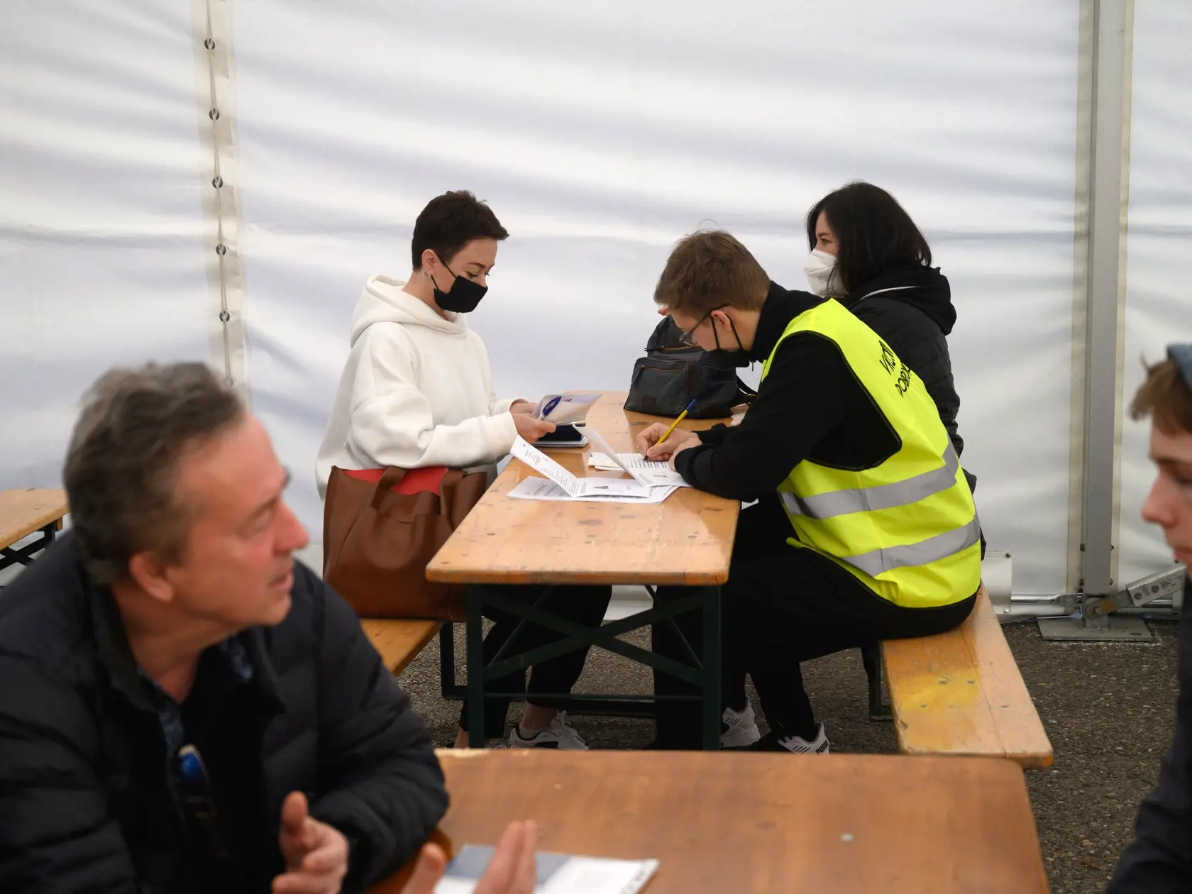 Cudzinci, utekajúci pred vojnou na Ukrajine, majú od pondelka 21. marca 2022 k dispozícii veľkokapacitné centrum v Nitre na Akademickej ulici (na snímke). Veľkokapacitné centrum zriadilo Ministerstvo vnútra SR, sídli v ňom cudzinecká polícia, úrad práce a Medzinárodná organizácia pre migráciu IOM. Po Humennom a Michalovciach je centrum v Nitre tretím, kde cudzincov vybavia bez dlhšieho zdržania. Centrum je otvorené nepretržite 24 hodín sedem dní v týždni a vybavuje výlučne cudzincov, žiadajúcich