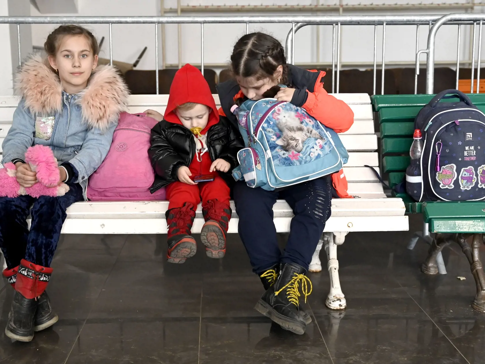 Na snímke ukrajinské deti sa hrajú s mobilným telefónom počas čakania vo veľkokapacitnom krízovom centre pre utečencov z Ukrajiny v Michalovciach 26. marca 2022. FOTO TASR - Roman Hanc