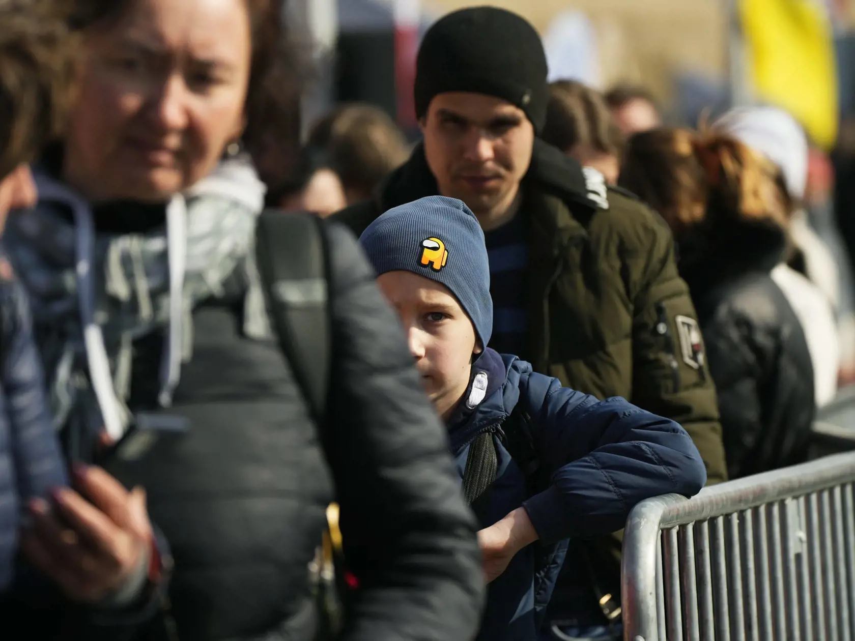 JB 27 Medyka - Ukrajinskí utečenci utekajúci pred vojenským konfliktom na Ukrajine čakajú na transport na poľsko-ukrajinskom hraničnom priechode Medyka na hraniciach s Poľskom 26. marca 2022. Od začiatku ruskej invázie z 24. februára utieklo z Ukrajiny už viac než 3,5 milióna ľudí. Oznámil to v utorok Úrad vysokého komisára OSN pre utečencov (UNHCR), ktorého citujú agentúra AP a spravodajská stanica Sky News. Viac ako dva milióny utečencov z Ukrajiny prešla cez hranice do Poľska. Ďalší ľudia ute