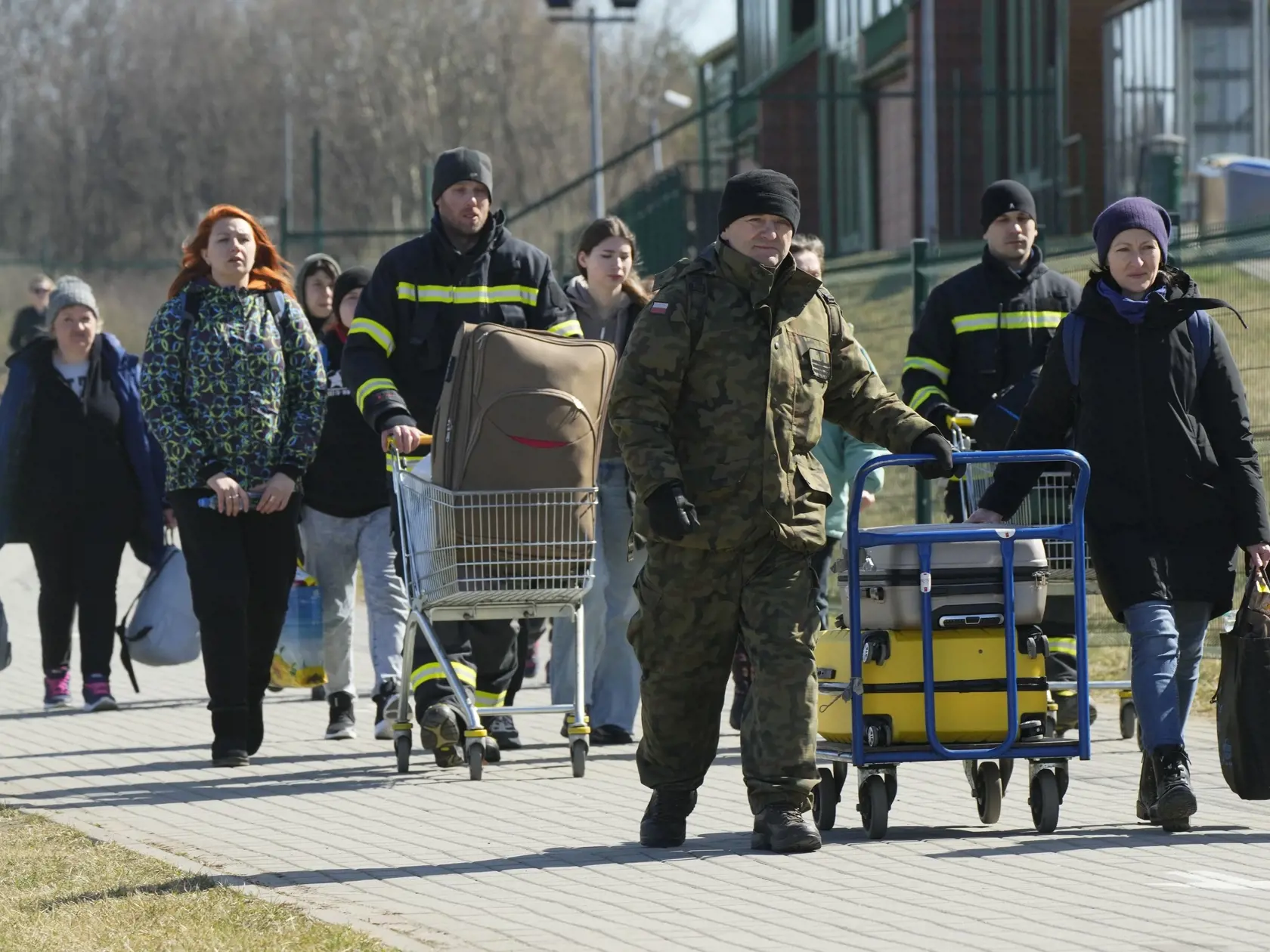JB 48 Medyka - Utečenci utekajúci pred vojenským konfliktom na Ukrajine kráčajú na poľsko-ukrajinskom hraničnom priechode Medyka na hraniciach s Poľskom 27. marca 2022. Od začiatku ruskej invázie z 24. februára utieklo z Ukrajiny už viac než 3,5 milióna ľudí. Oznámil to v utorok Úrad vysokého komisára OSN pre utečencov (UNHCR), ktorého citujú agentúra AP a spravodajská stanica Sky News. Viac ako dva milióny utečencov z Ukrajiny prešla cez hranice do Poľska. Ďalší ľudia utekajúci pred vojnou smer
