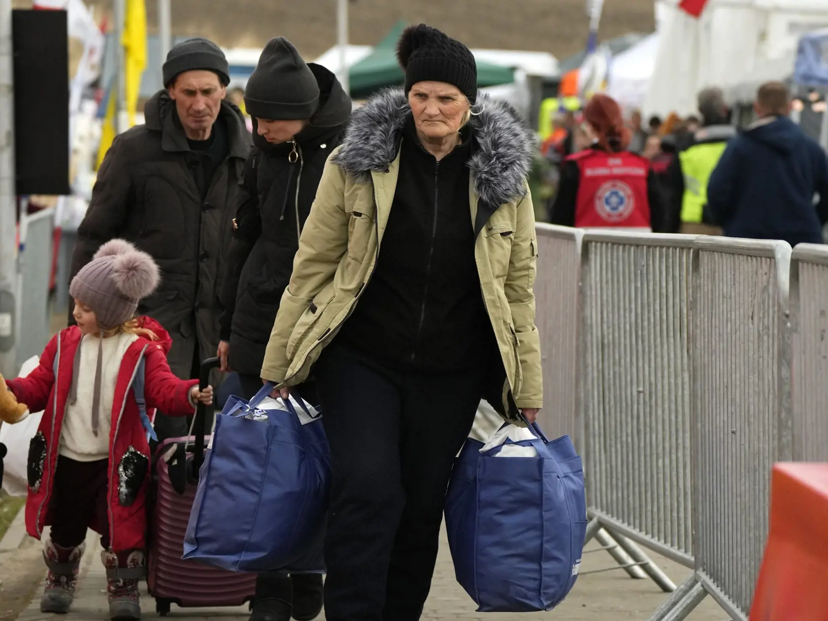 JB 13 Medyka - Dievčatko drží hračku a utečenci utekajúci pred vojenským konfliktom na Ukrajine kráčajú na poľsko-ukrajinskom hraničnom priechode Medyka na hraniciach s Poľskom 29. marca 2022. Od začiatku ruskej invázie z 24. februára utieklo z Ukrajiny už viac než 3,8 milióna ľudí. Oznámil to v utorok Úrad vysokého komisára OSN pre utečencov (UNHCR), ktorého citujú agentúra AP a spravodajská stanica Sky News. Viac ako dva milióny utečencov z Ukrajiny prešla cez hranice do Poľska. Ďalší ľudia ut