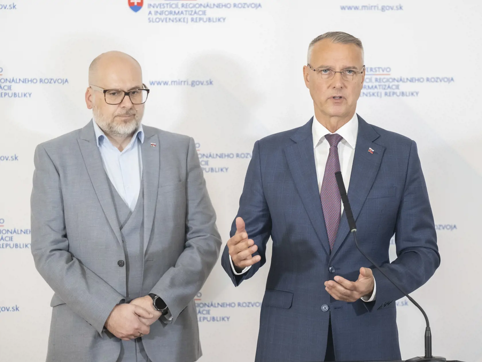 Na snímke sprava minister investícií, regionálneho rozvoja a informatizácie SR Richard Raši (Hlas-SD) a štátny tajomník MIRRI SR Michal Kaliňák. O Kaliňákovi sa uvažuje aj ako o novom ministrovi.