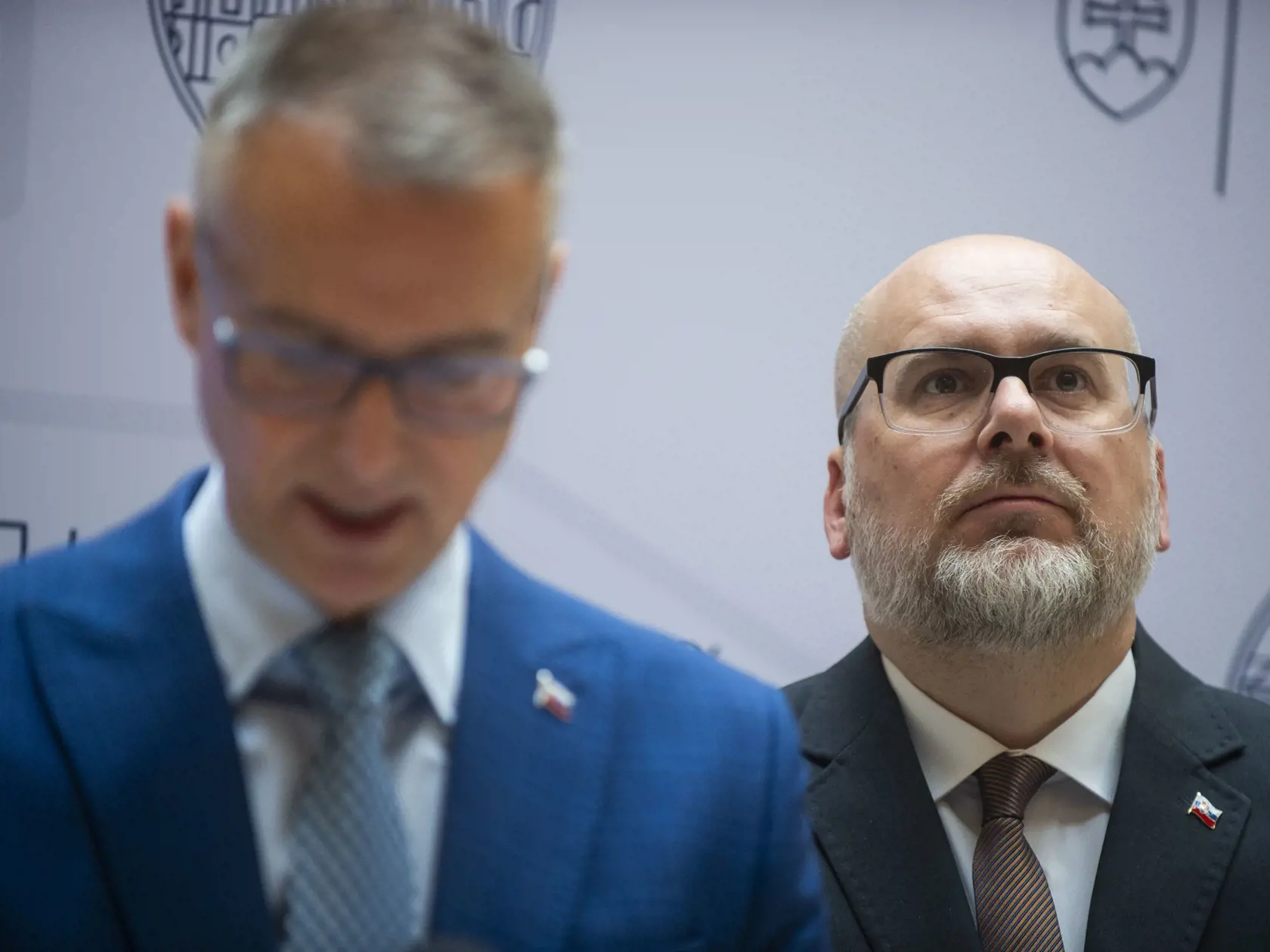 Na snímke zľava minister investícií, regionálneho rozvoja a informatizácie (MIRRI) SR Richard Raši (Hlas-SD) a štátny tajomník MIRRI Michal Kaliňák (Hlas-SD) počas tlačovej konferencie na tému Čerpanie eurofondov v končiacom programovom období v Bratislave 10. januára 2024. FOTO TASR - Jakub Kotian