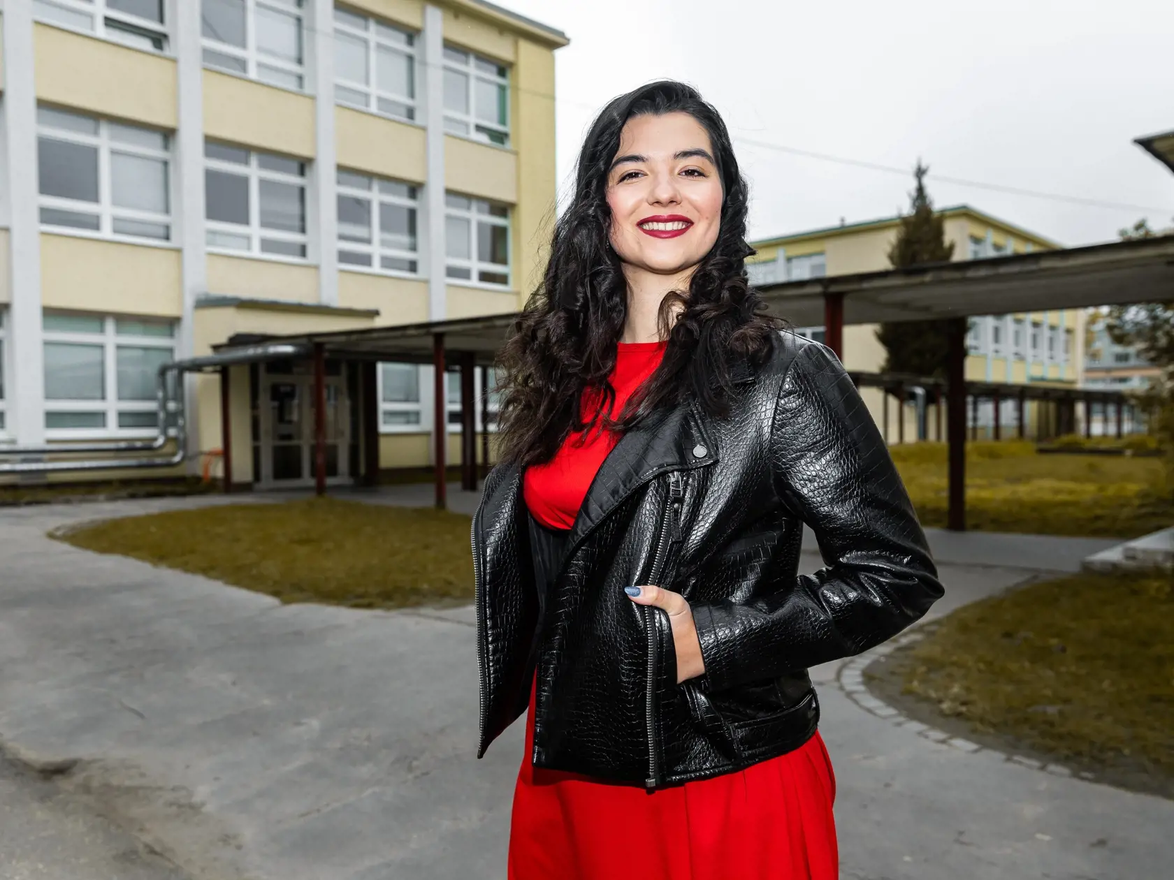 Veronika Lackovičová v areáli základnej školy, ktorú kedysi navštevovala.