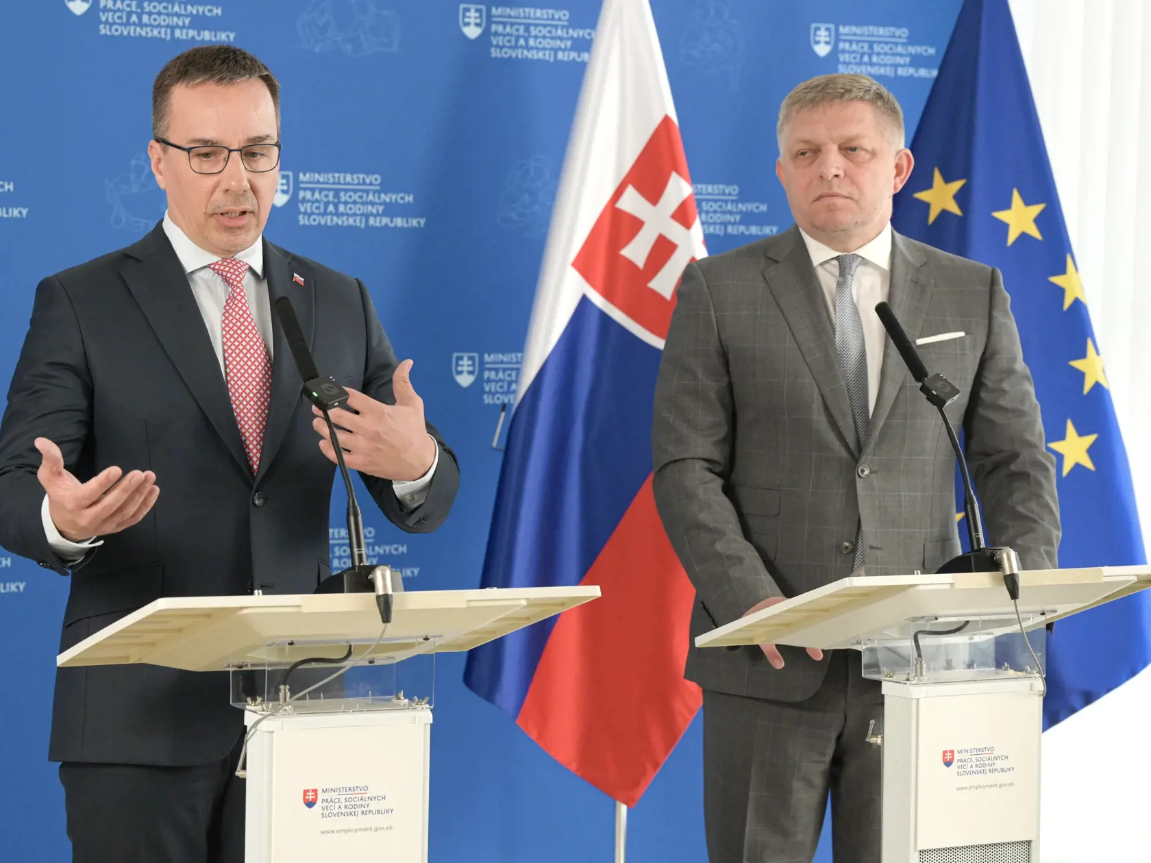 Na snímke sprava predseda vlády SR Robert Fico (Smer-SD) a minister práce, sociálnych vecí a rodiny SR Erik Tomáš (Hlas-SD) počas brífingu po pracovnom rokovaní  v rámci kontrolného dňa na MPSVR SR 5. apríla 2024 v Bratislave. FOTO TASR - Pavel Neubauer
