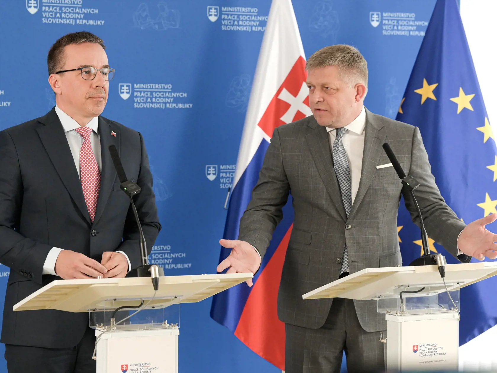 Na snímke sprava predseda vlády SR Robert Fico (Smer-SD) a minister práce, sociálnych vecí a rodiny SR Erik Tomáš (Hlas-SD) počas brífingu po pracovnom rokovaní  v rámci kontrolného dňa na MPSVR SR 5. apríla 2024 v Bratislave. FOTO TASR - Pavel Neubauer
