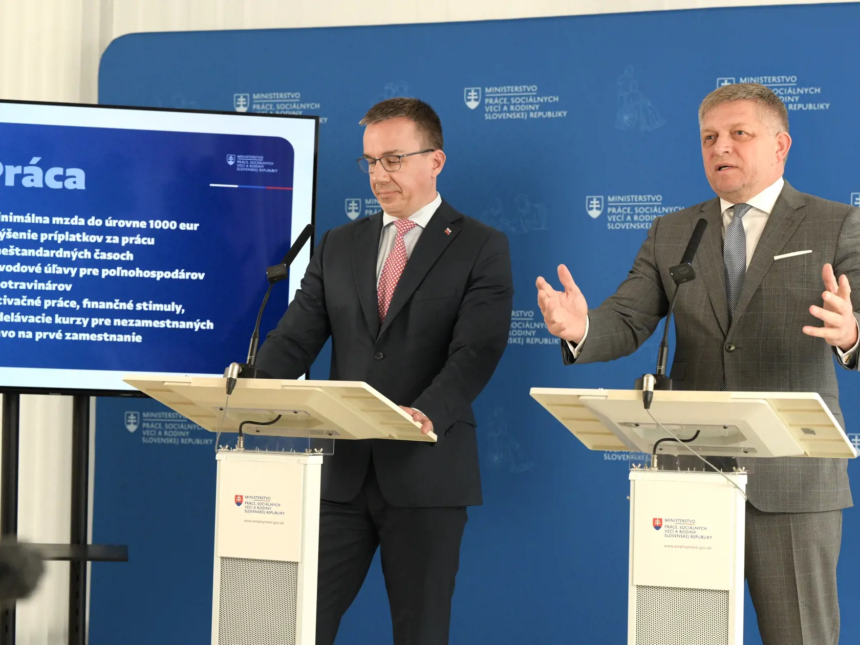 Na snímke sprava predseda vlády SR Robert Fico (Smer-SD) a minister práce, sociálnych vecí a rodiny SR Erik Tomáš (Hlas-SD) počas brífingu po pracovnom rokovaní  v rámci kontrolného dňa na MPSVR SR 5. apríla 2024 v Bratislave. FOTO TASR - Pavel Neubauer

