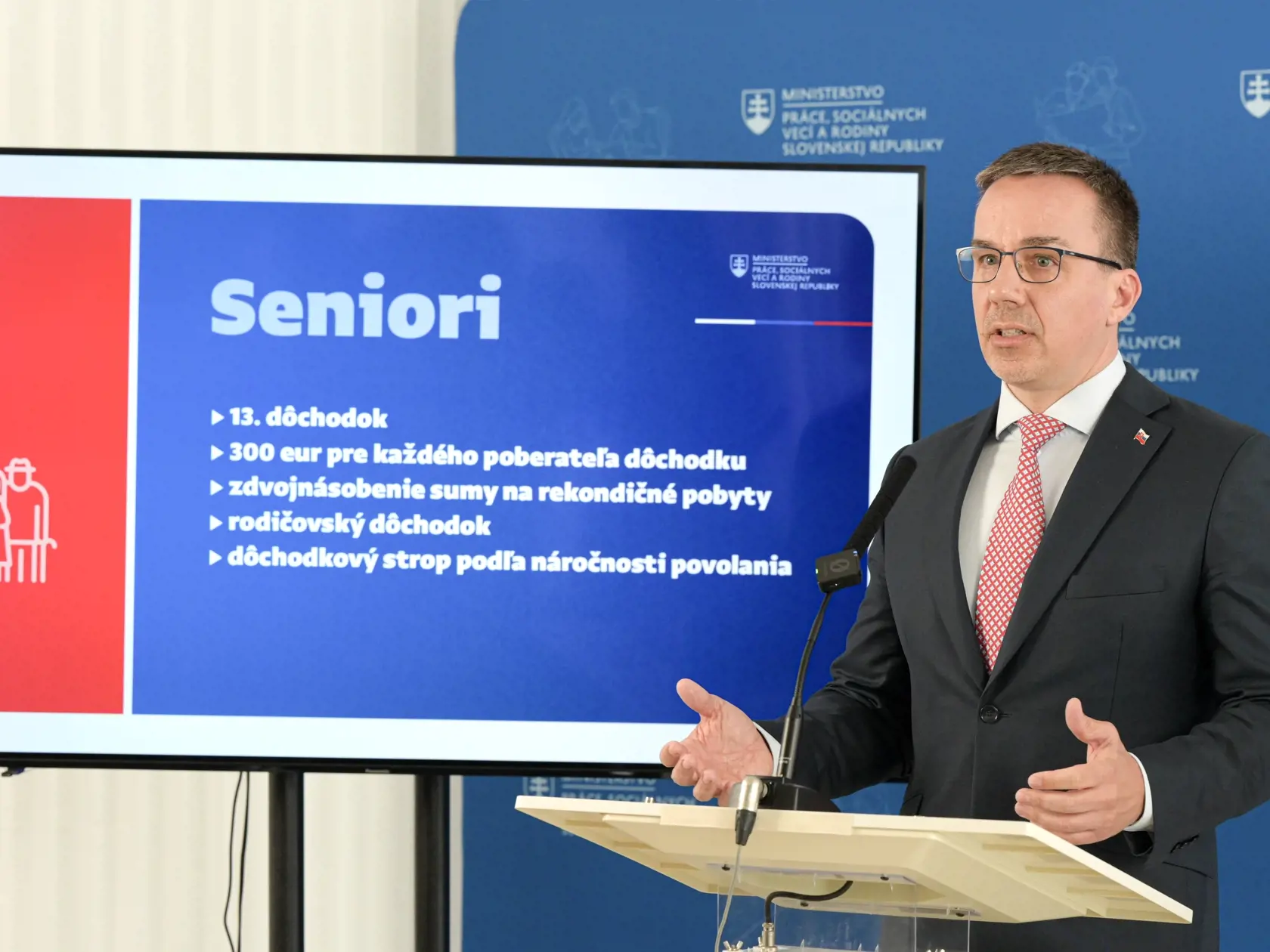 Na snímke minister práce, sociálnych vecí a rodiny SR Erik Tomáš (Hlas-SD) počas brífingu po pracovnom rokovaní v rámci kontrolného dňa na MPSVR SR 5. apríla 2024 v Bratislave. FOTO TASR - Pavel Neubauer
