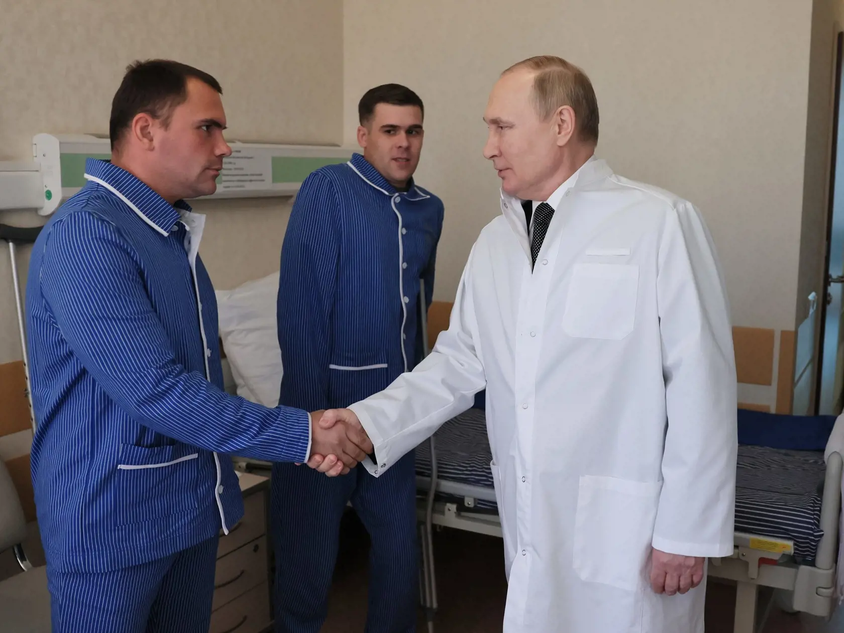 WA 14 Moskva - Ruský prezident Vladimir Putin (vpravo), zranení ruskí vojaci Anatolij Špakov (vľavo) a Vladislav Čendylov (uprostred) si podávajú ruky počas stretnutia v Ústrednej vojenskej nemocnici v Moskve v stredu 25. maája 2022. Obaja vojaci sa zraneli počas ruskej invázie na Ukrajinu. FOTO TASR/AP 

    
Russian President Vladimir Putin, right, meets with Pvt. Anatoly Shpakov, left, and Pvt. Vladislav Chendylov at the Central Military Clinical Hospital in Moscow, Russia, Wednesday, May 25,
