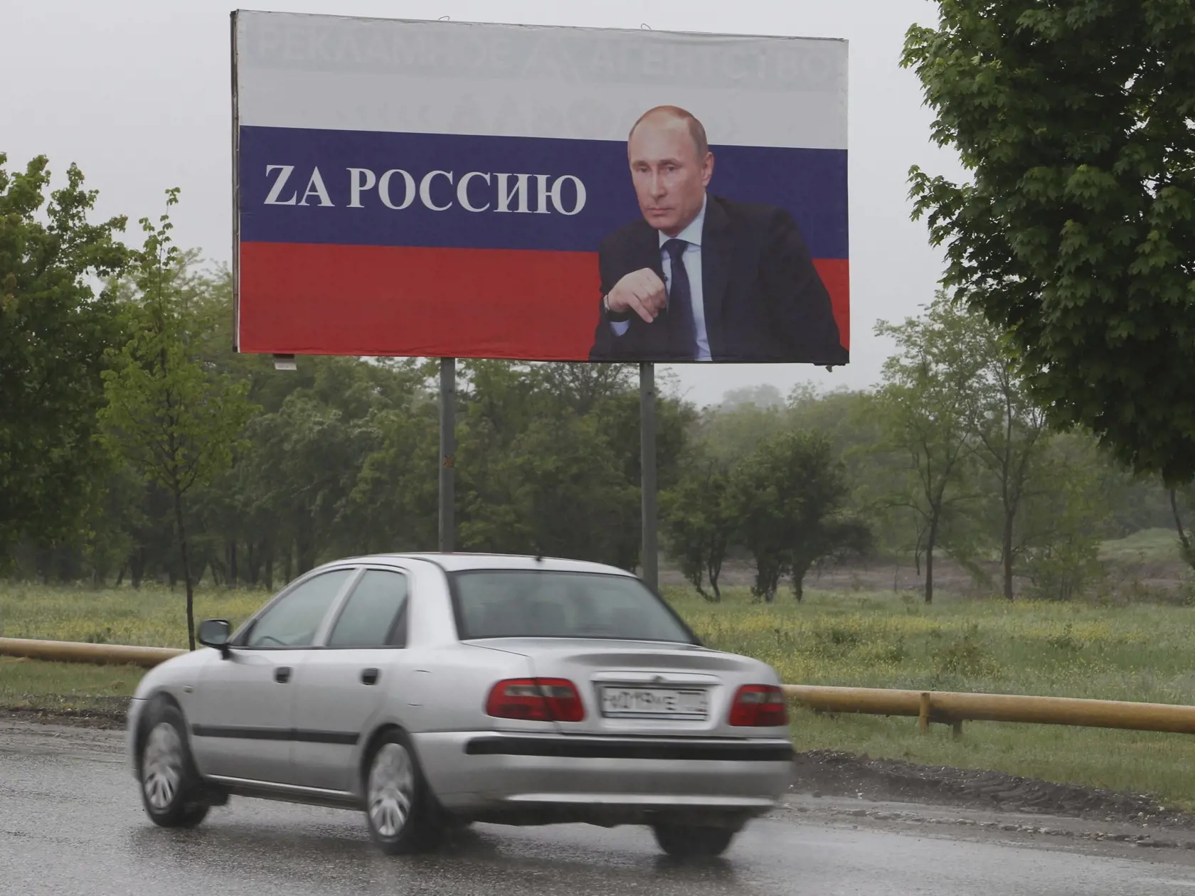 KK36 Groznyj - Auto jazdí okolo billboardu s portrétom ruského prezidenta Vladimira Putina a nápisom Za Rusko v sobotu 7. mája 2022 v Groznom. Ruský prezident Vladimir Putin v nedeľu počas gratulácie bývalým sovietskym krajinám pri príležitosti 77. výročia porážky nacistického Nemecka v druhej svetovej vojne vyhlásil, že "víťazstvo bude naše tak, ako to bolo v roku 1945". FOTO TASR/AP
A car drives past a billboard with a portrait of Russian President Vladimir Putin that reads: "For Russia" in Gr
