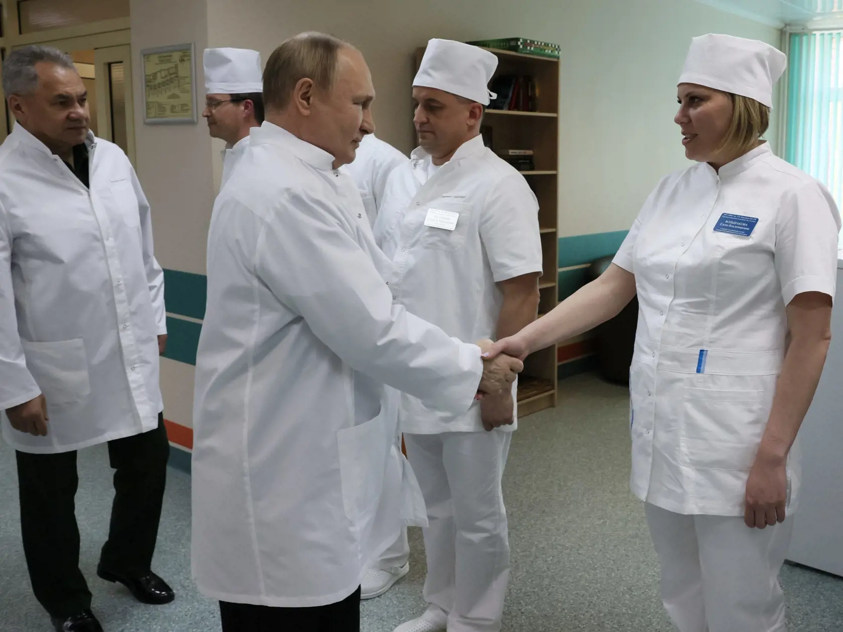 WA 21 Moskva - Ruský prezident Vladimir Putin (druhý zľava) a ruský minister obrany Sergej Šojgu (vľavo) zdravia zdravotný personál, ktorý ošetruje zranených ruských vojakov v Ústrednej vojenskej nemocnici v Moskve v stredu 25. maája 2022. Putin v stredu navštívil jednu z moskovských vojenských nemocníc a stretol sa s vojakmi, ktorí boli zranení počas bojov na Ukrajine.  FOTO TASR/AP 

    
Russian President Vladimir Putin, foreground left, shakes hands with Russian Military medics at the Centra