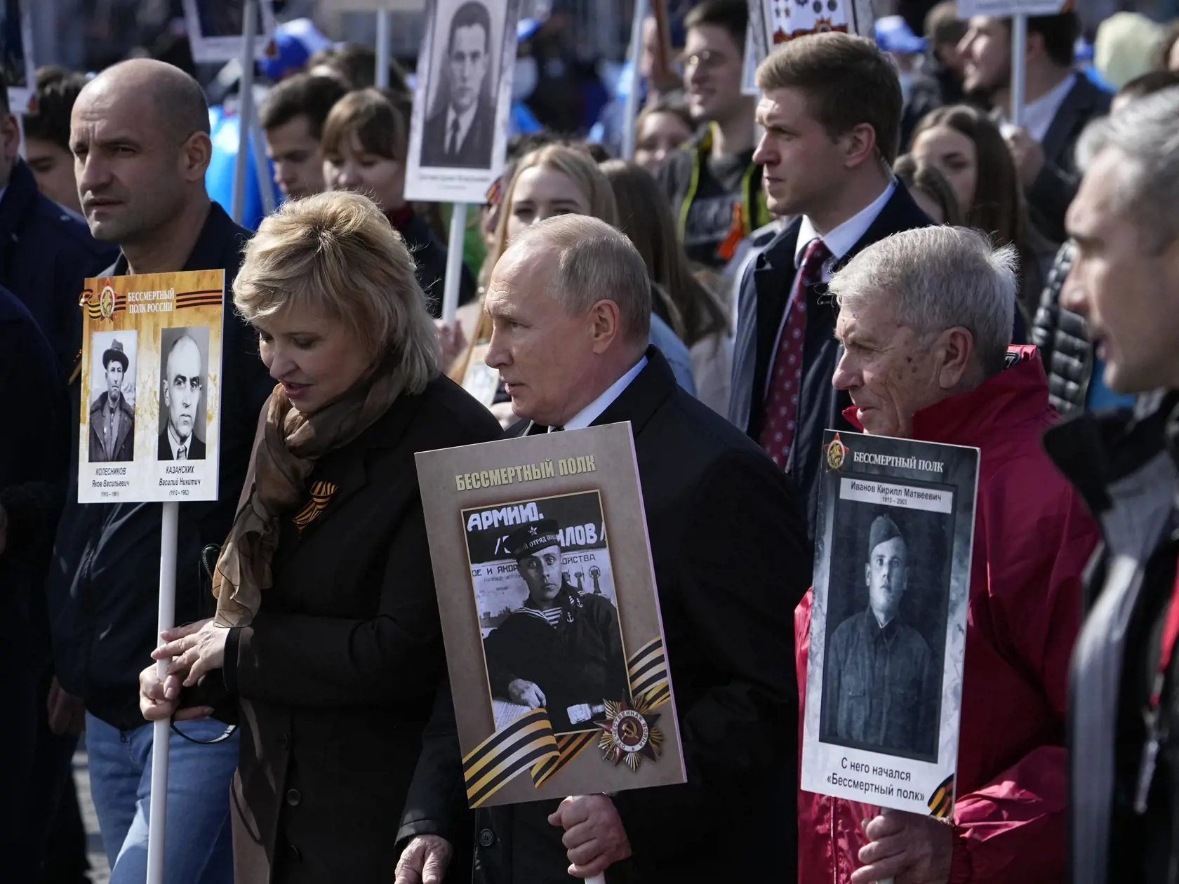 JB 11 Moskva - Ruský prezident Vladimir Putin (uprostred) počas pochodu Nesmrteľného pluku cez Červené námestie pri príležitosti 77. výročia osláv Dňa víťazstva nad hitlerovským Nemeckom v druhej svetovej vojne v Moskve 9. mája 2022. FOTO TASR/AP

Russian President Vladimir Putin, centre, attends the Immortal Regiment march through Red Square marking the 77th anniversary of the end of World War II, in Moscow, Russia, Monday, May 9, 2022. (AP Photo/Alexander Zemlianichenko)